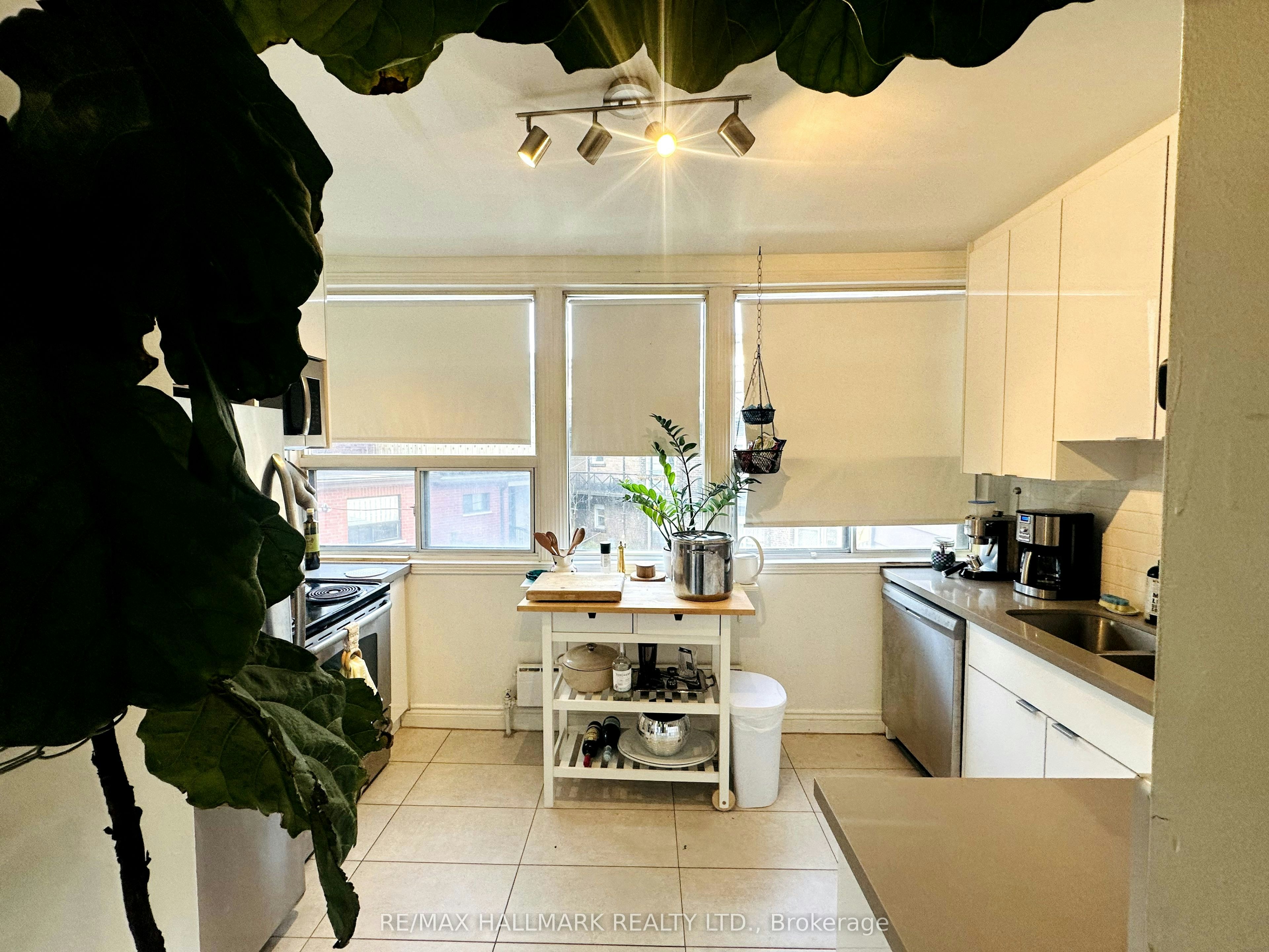 2-20 Triller Avenue, Toronto, ON, M6K 3B8 - 16