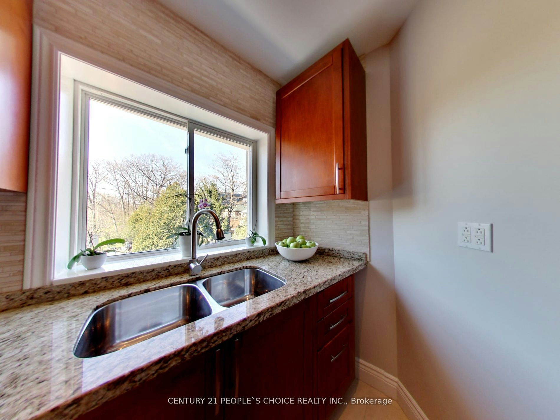 63 Stephen Drive, Toronto, ON, M8Y 3M8 - 6