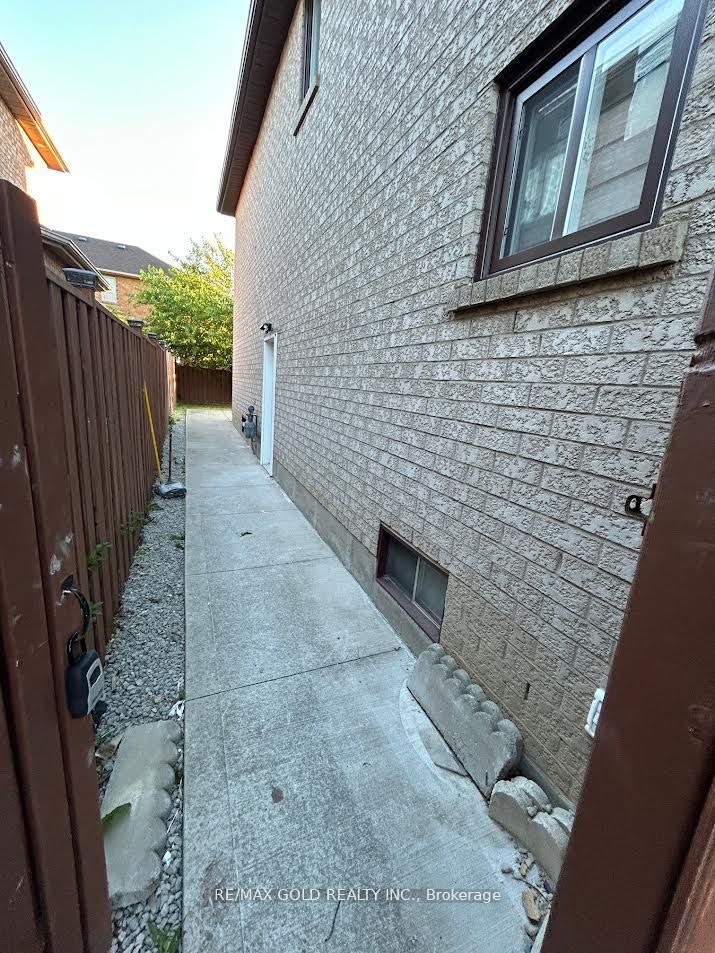Bsmt-1028 Fernandez Drive, Mississauga, ON, L5V 1W9 - 2