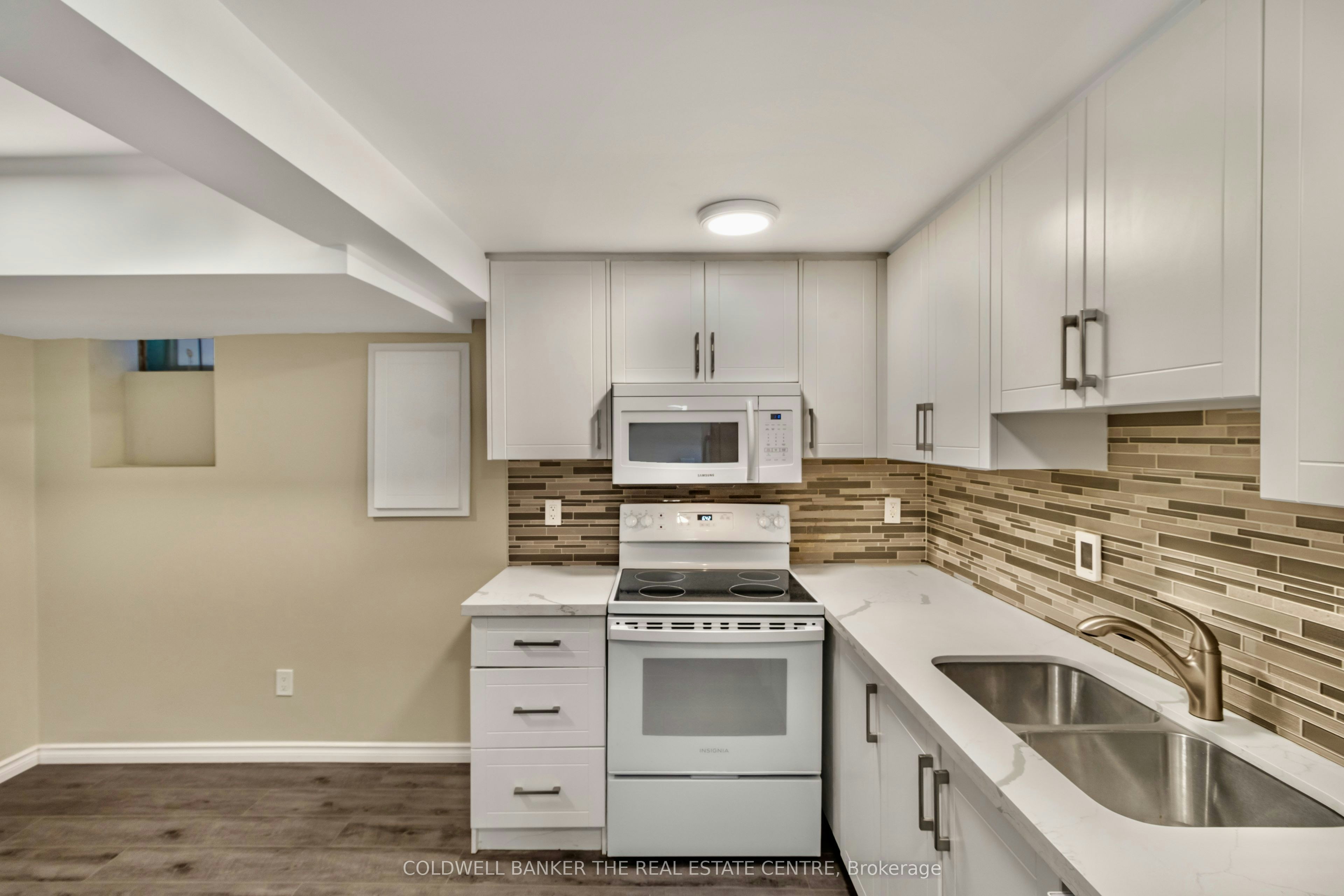 5 Rutherford Avenue, Toronto, ON, M6M 2C5 - 4