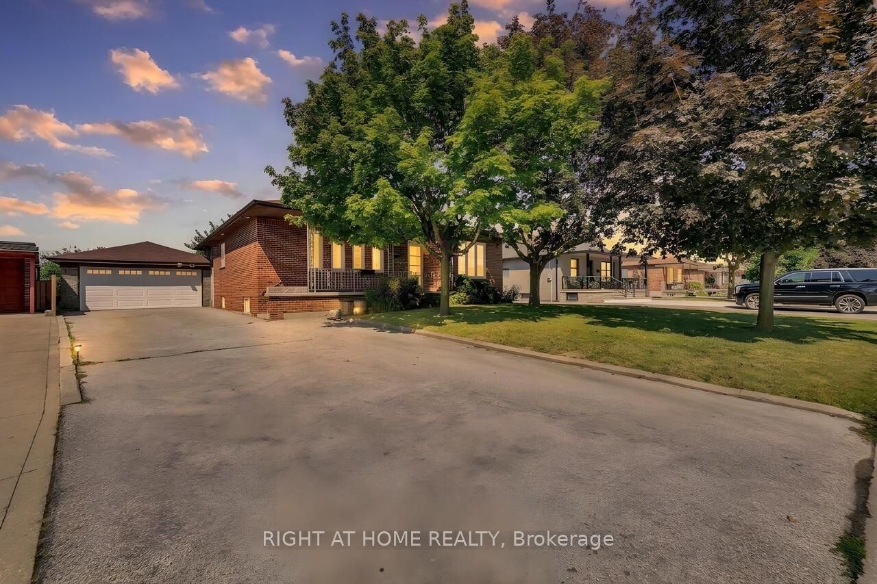 110 Jay Street, Toronto, ON, M6L 2M2