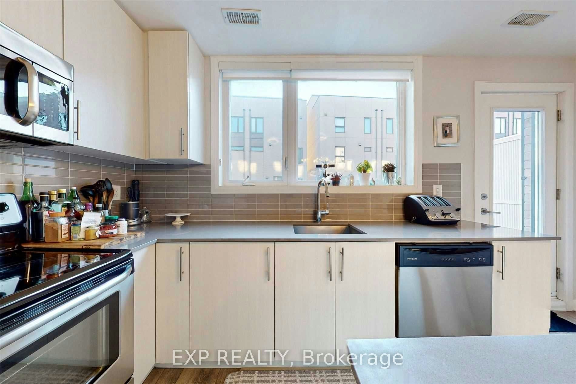 16 Caroline Carpenter Grove, Toronto, ON, M3K 0B1 - 22