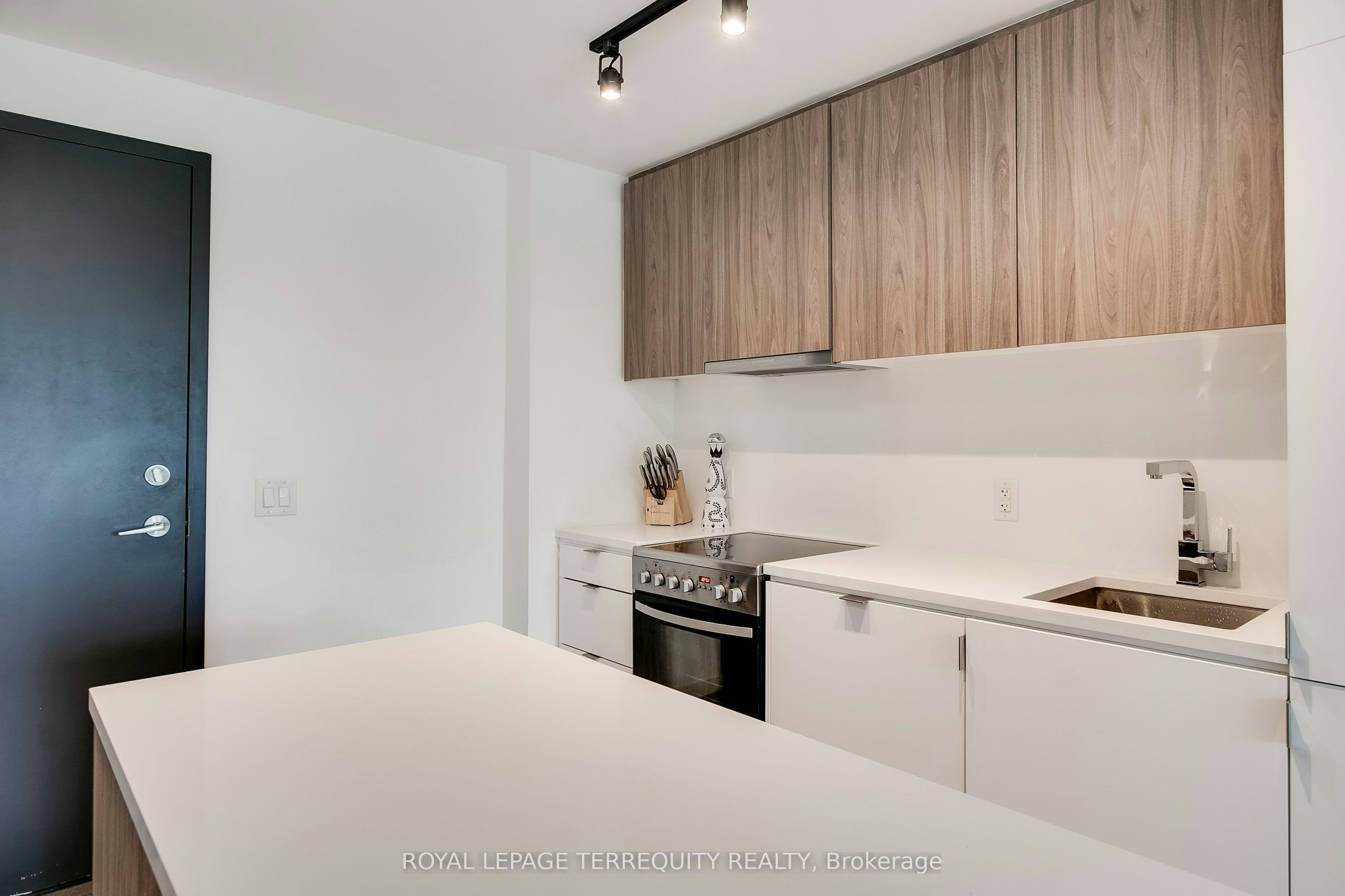 526-7 Smith Crescent, Toronto, ON, M8Z 0G3 - 5