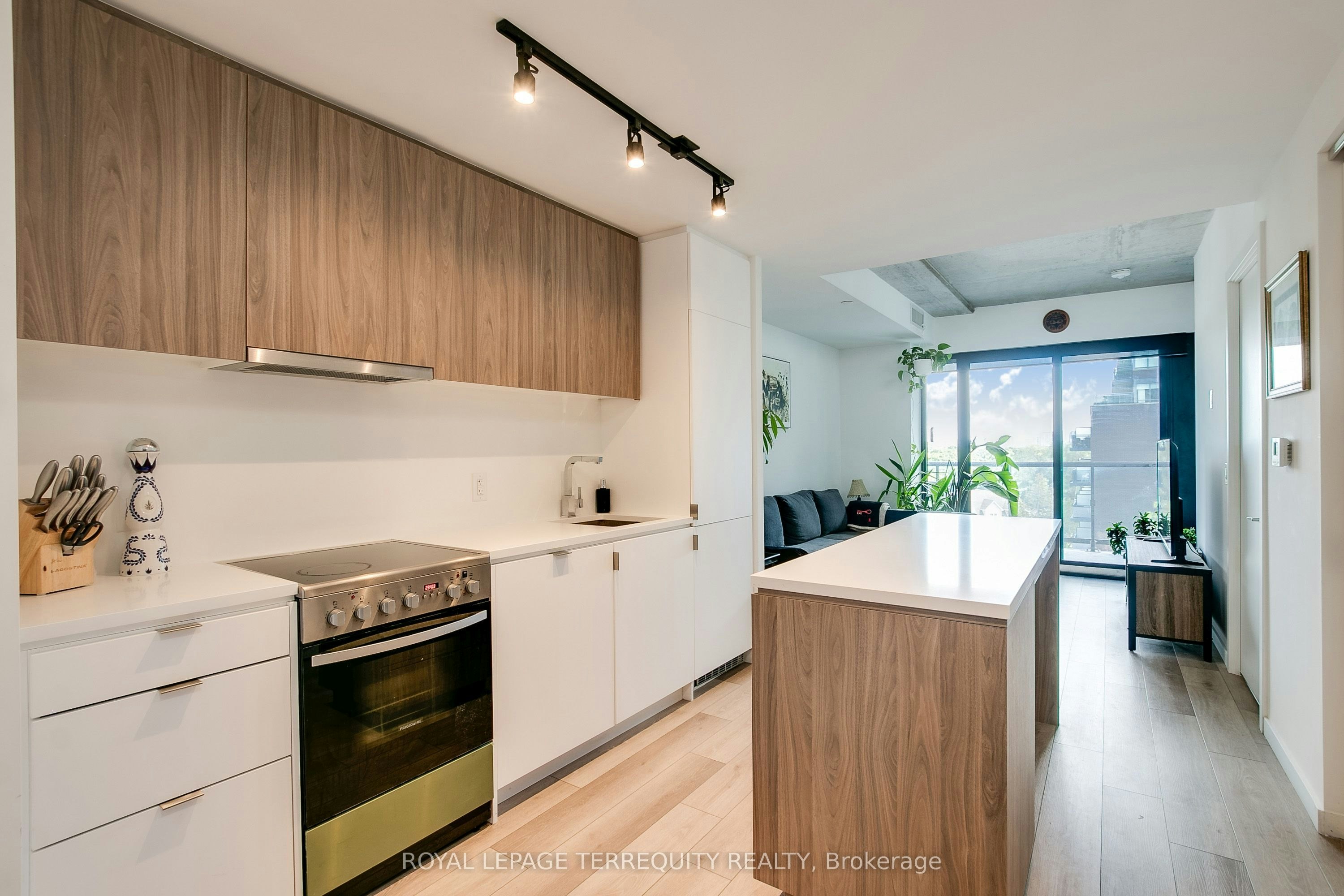 526-7 Smith Crescent, Toronto, ON, M8Z 0G3 - 4
