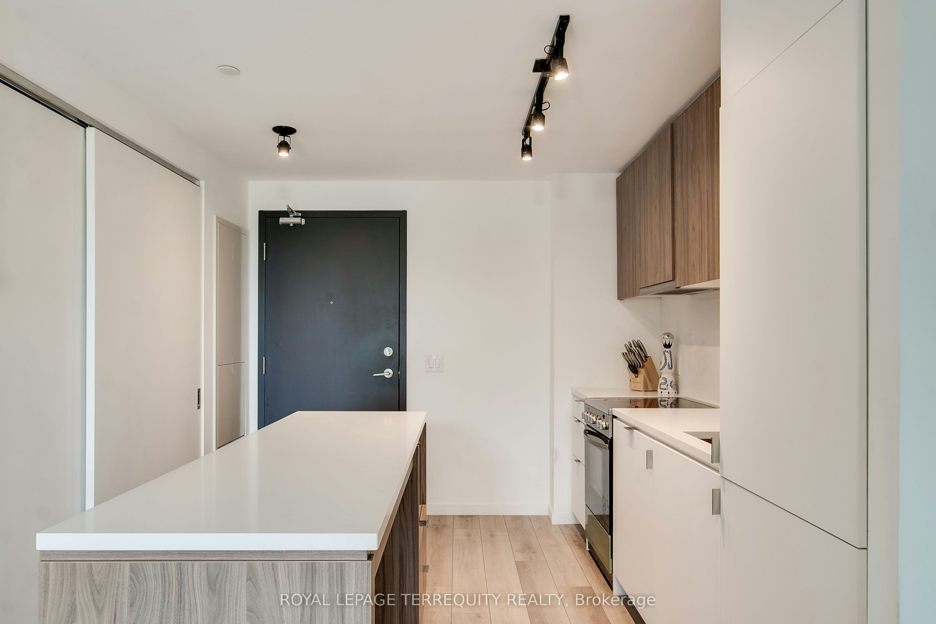 526-7 Smith Crescent, Toronto, ON, M8Z 0G3 - 6