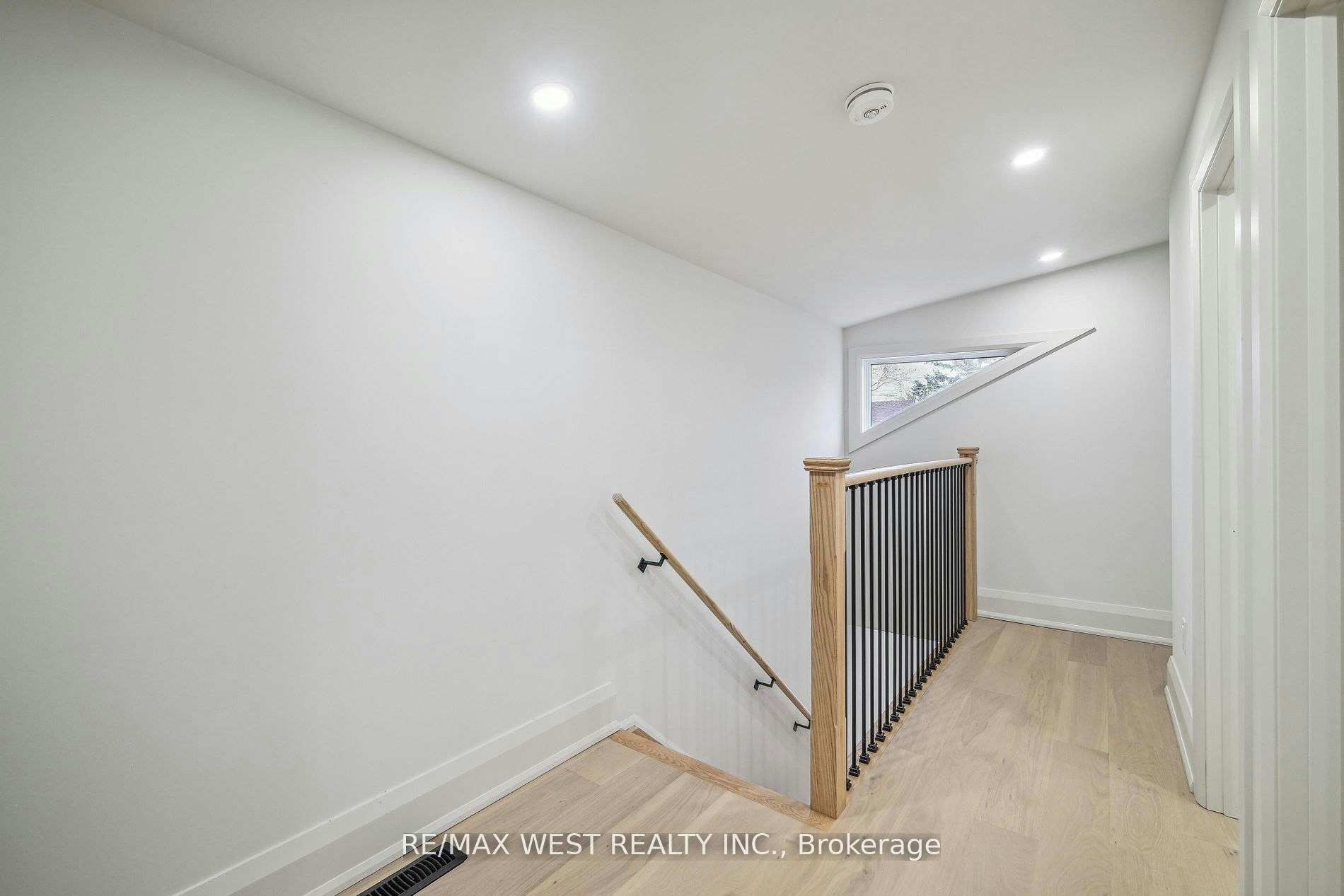 5-202 Perth Avenue, Toronto, ON, M6P 3X8 - 4