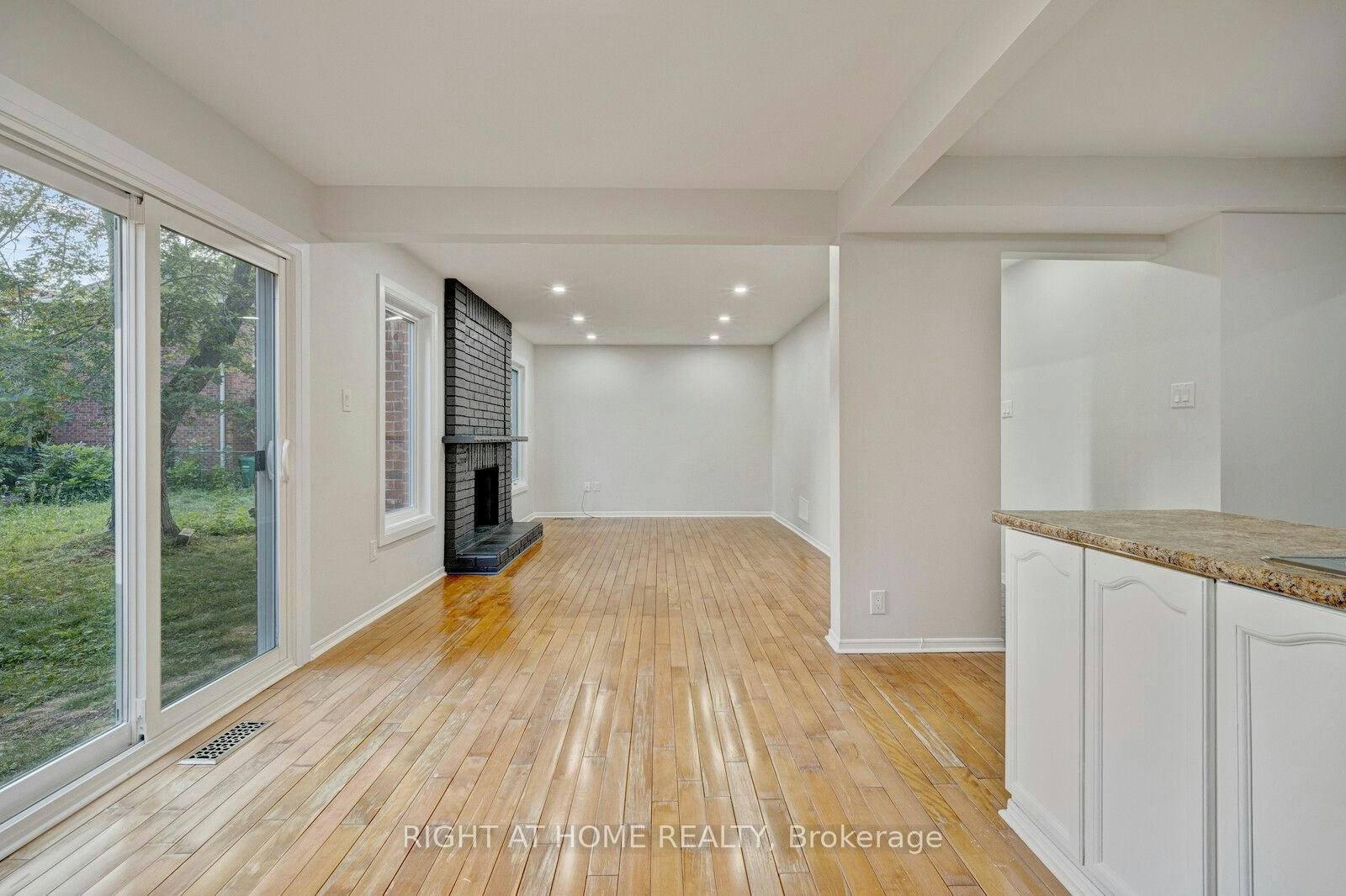 Main-6302 Tenth Line, Mississauga, ON, L5N 5T1 - 10