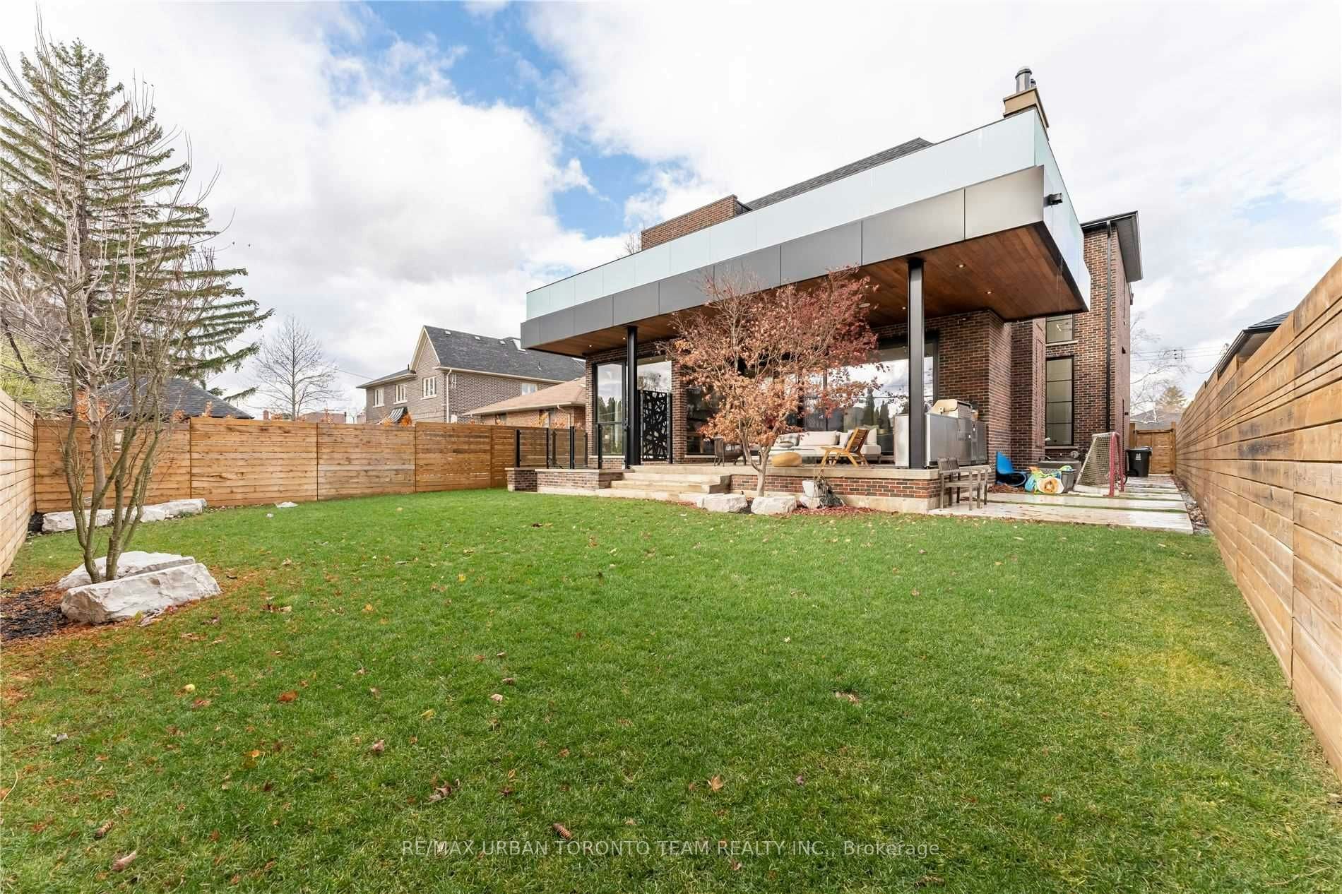 39 Cardigan Road, Toronto, ON, M8Z 2W1 - 39