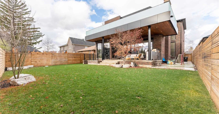 39 Cardigan Road, Toronto, ON, M8Z 2W1 - 39