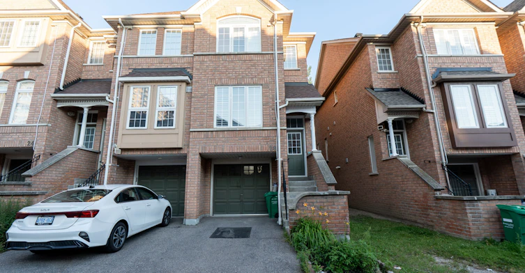 28-50 Strathaven Drive, Mississauga, ON, L5R 4E7