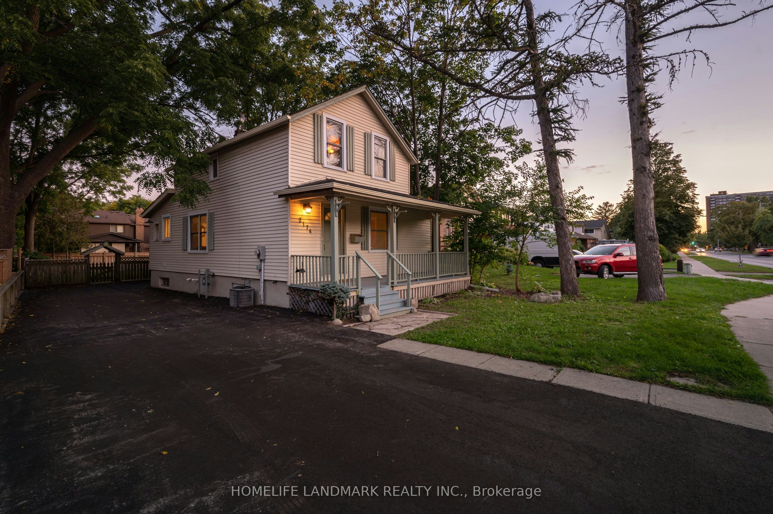2174 New Street, Burlington, ON, L7R 1H8 - 2