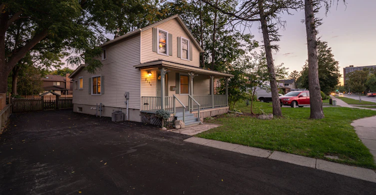 2174 New Street, Burlington, ON, L7R 1H8 - 2