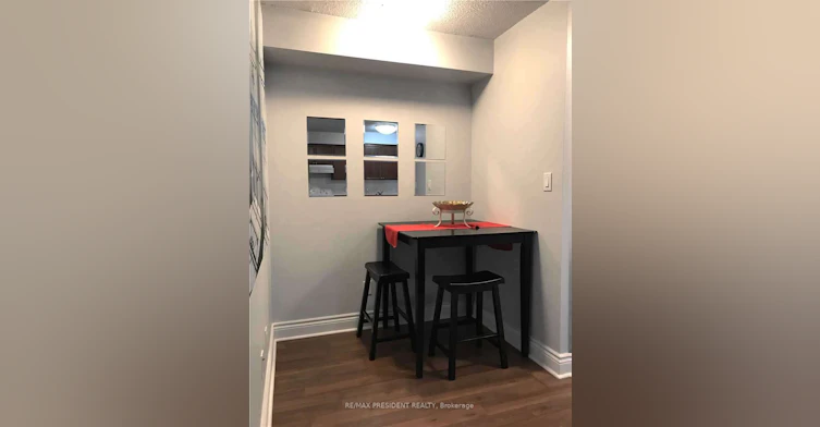 608-3880 Duke Of York Boulevard, Mississauga, ON, L5B 4L7 - 4