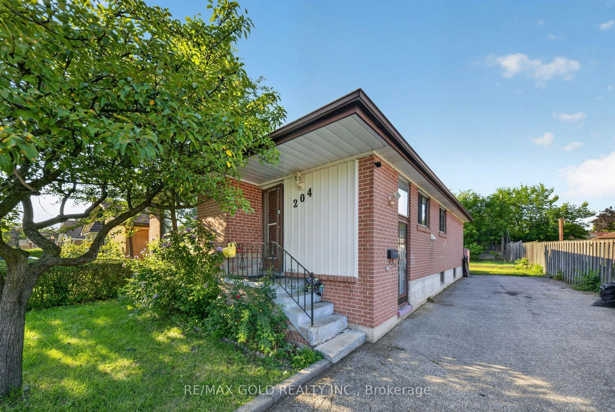 Upper-204 Taysham Crescent, Toronto, ON, M9V 1X7 - 2