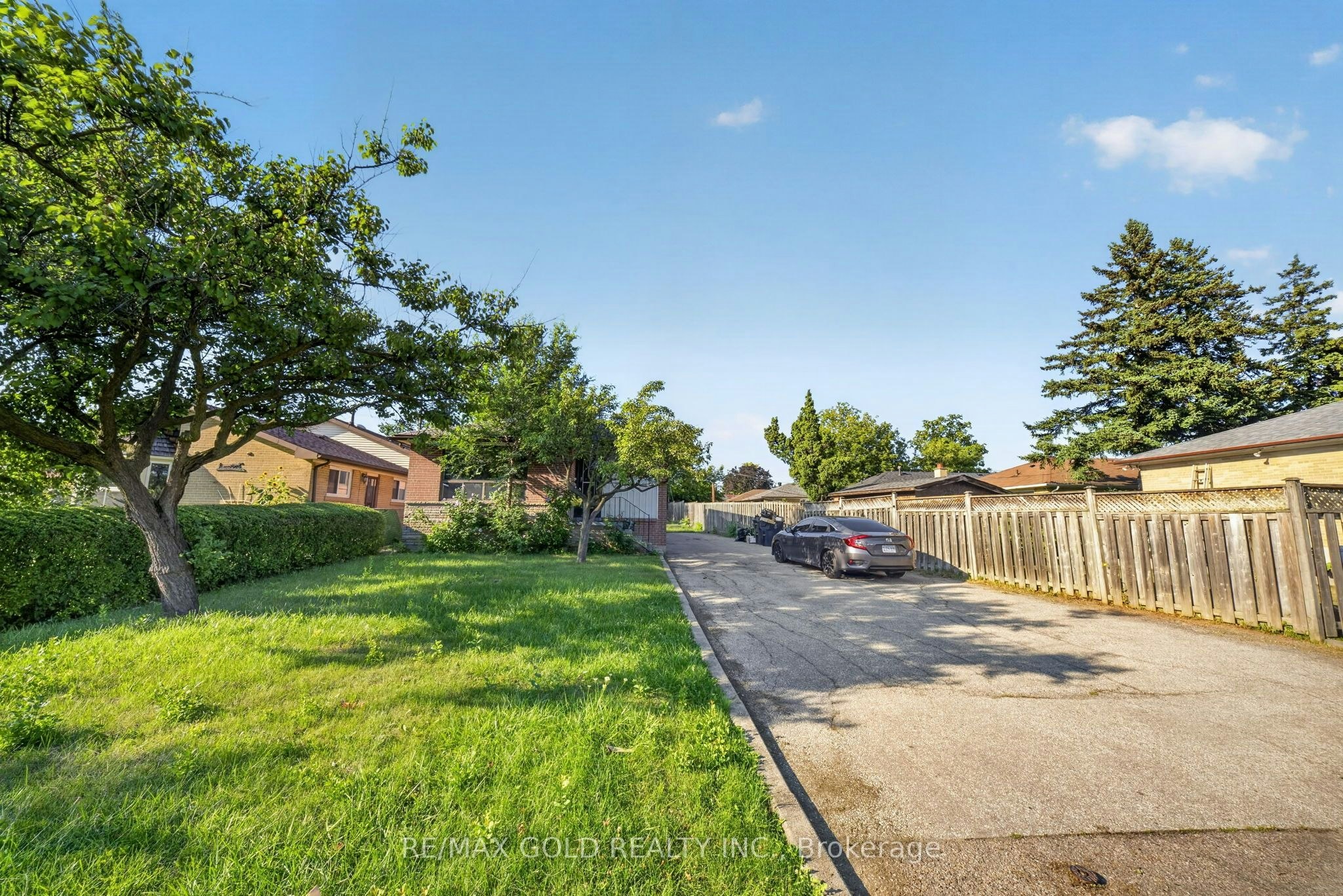 Upper-204 Taysham Crescent, Toronto, ON, M9V 1X7