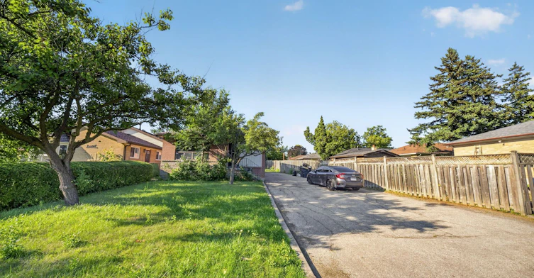 Upper-204 Taysham Crescent, Toronto, ON, M9V 1X7