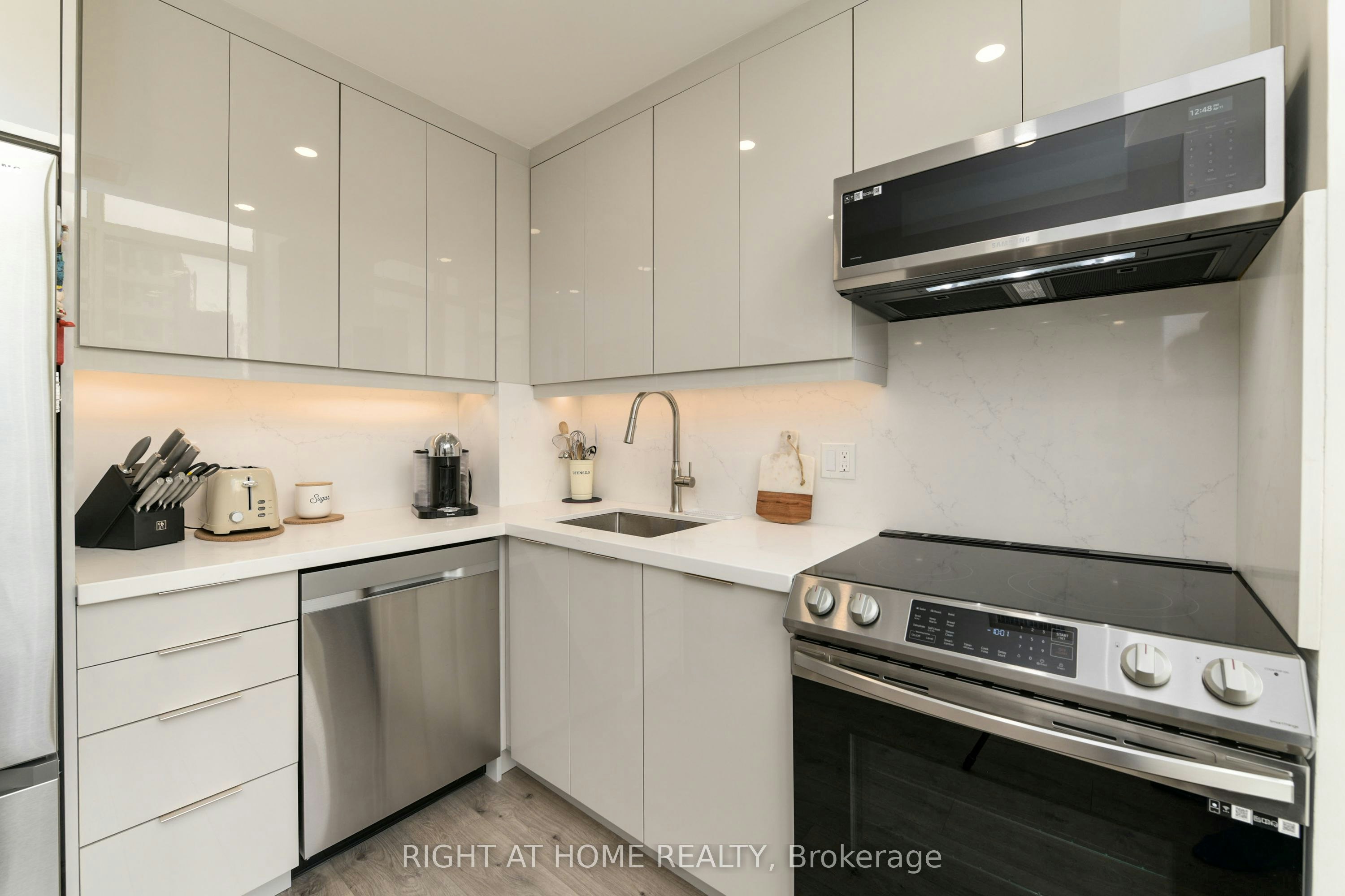 853-24 Southport Street, Toronto, ON, M6S 4Z1 - 12