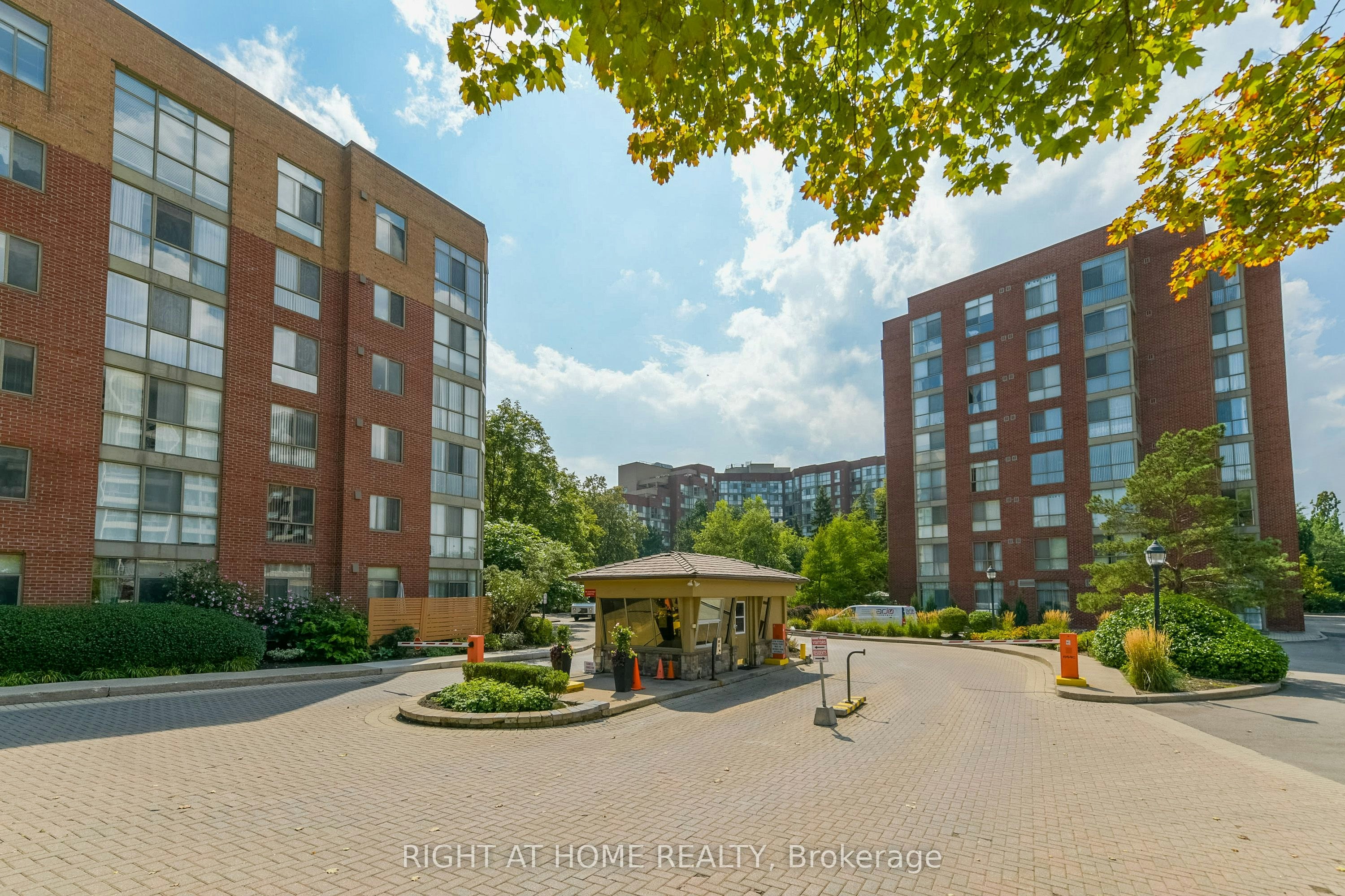 853-24 Southport Street, Toronto, ON, M6S 4Z1 - 2