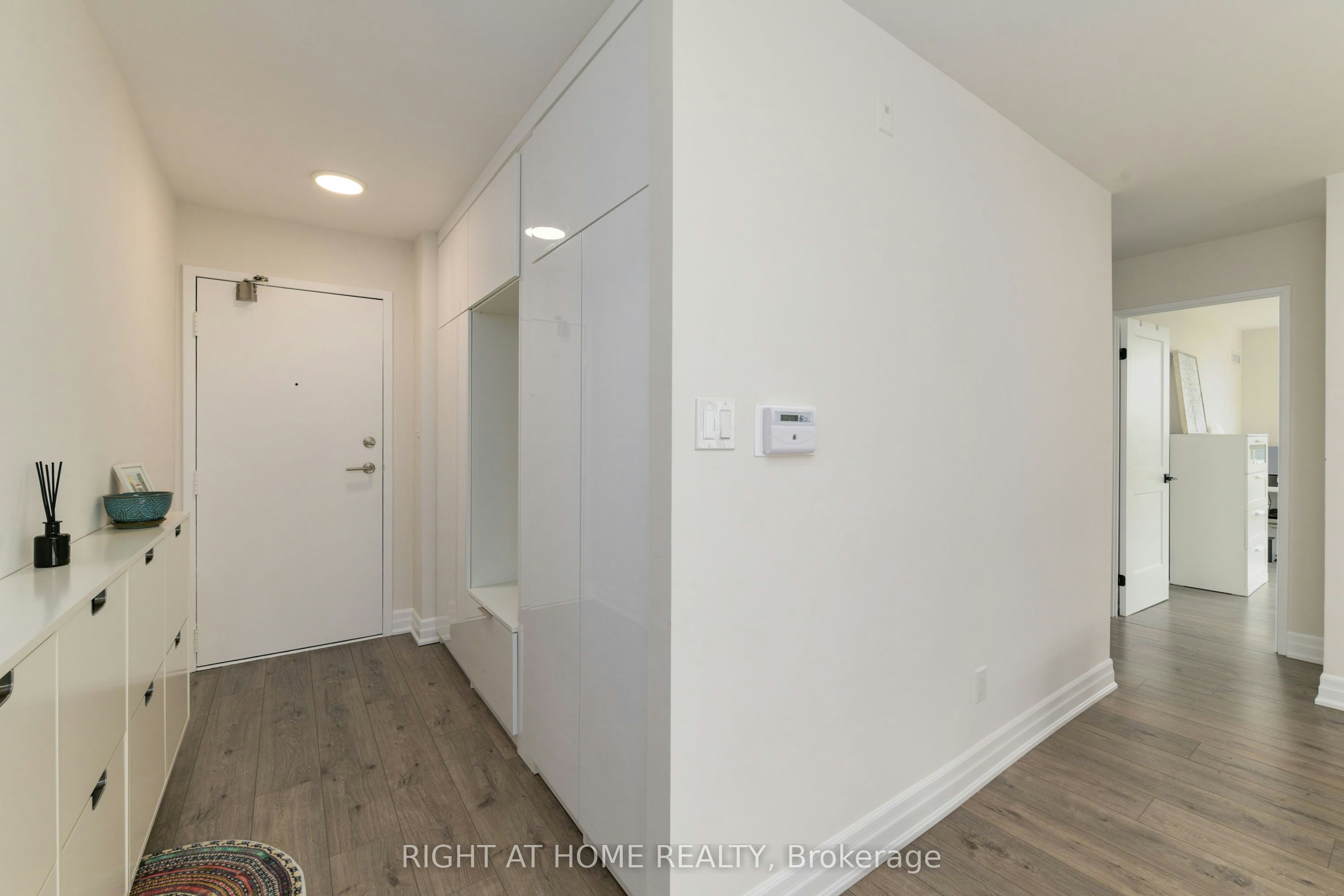 853-24 Southport Street, Toronto, ON, M6S 4Z1 - 4