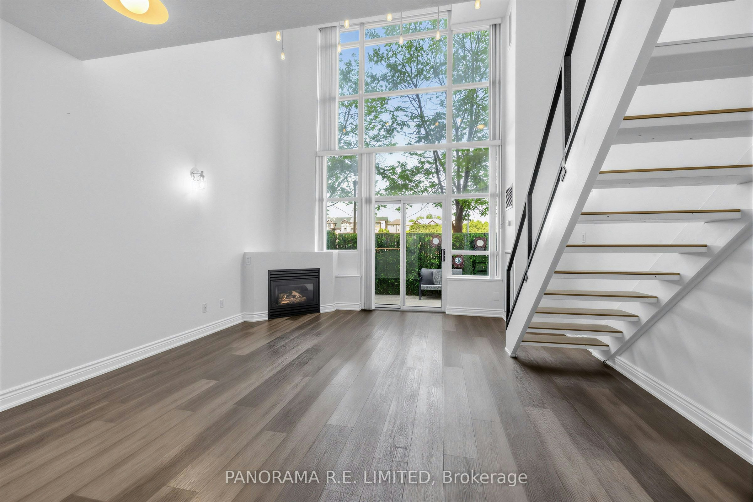 122-200 Manitoba Street, Toronto, ON, M8Y 3Y9