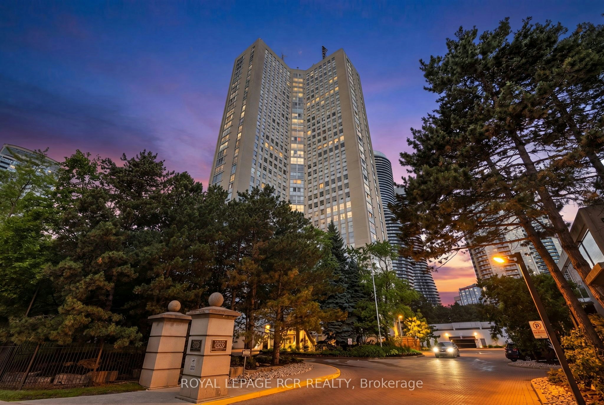 303-3650 Kaneff Crescent, Mississauga, ON, L5A 4A1