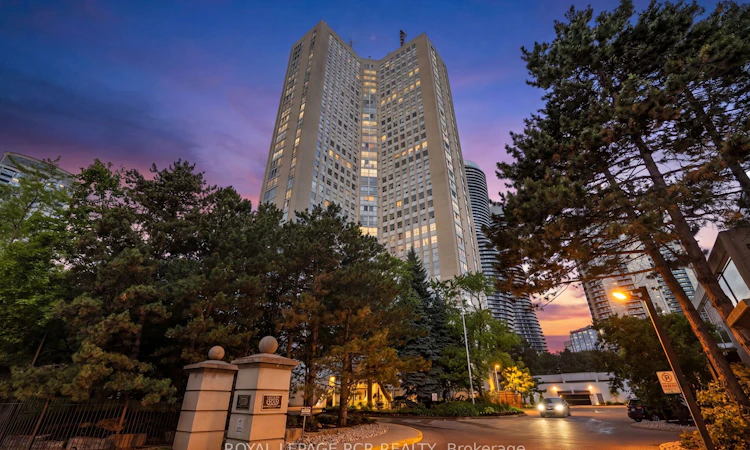 303-3650 Kaneff Crescent