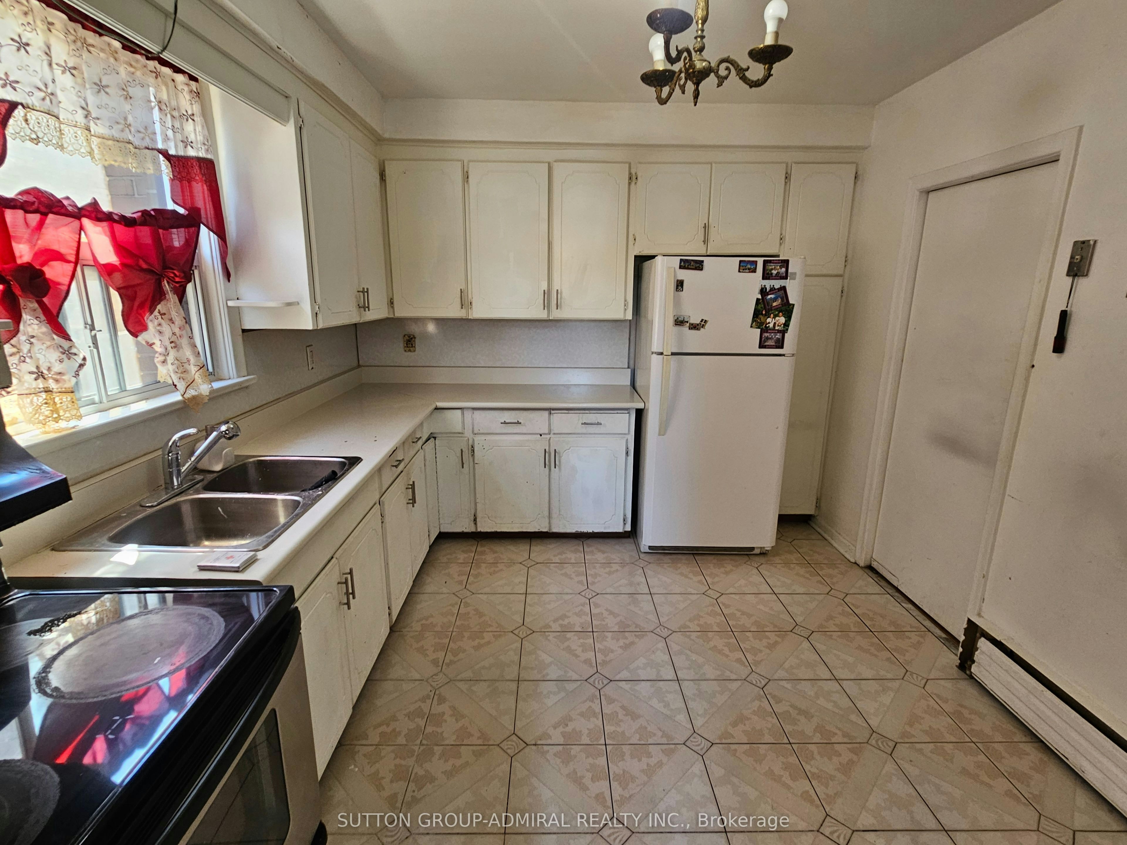 7 Elway Court, Toronto, ON, M6B 2N7 - 3