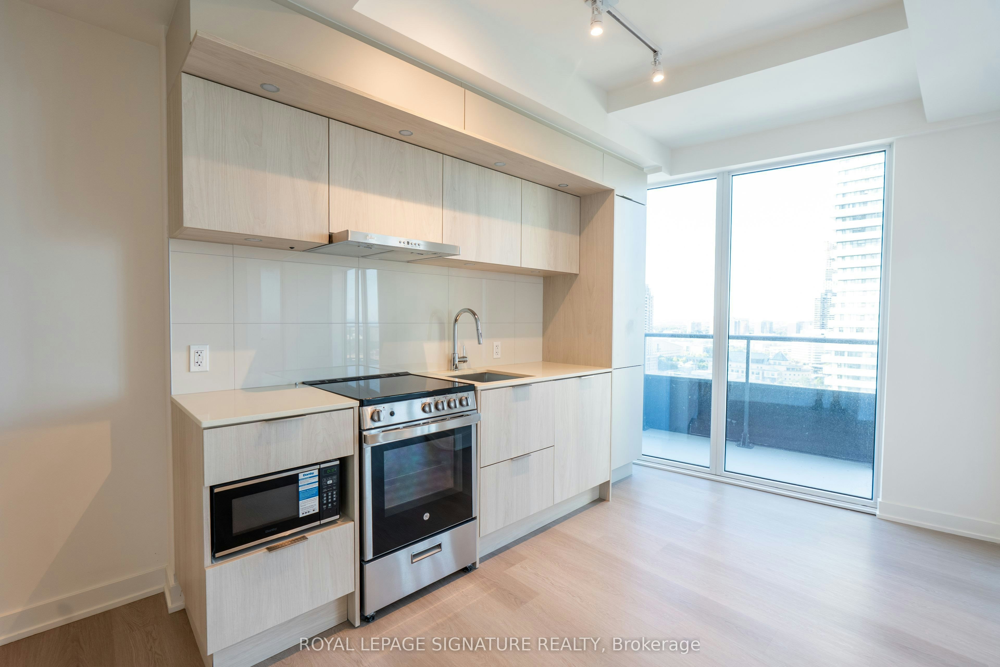 1807-448 Burnhamthorpe Road W, Mississauga, ON, L5B 0R4 - 4