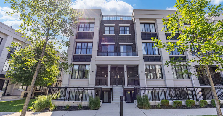 207-652 Cricklewood Drive, Mississauga, ON, L5G 0A5