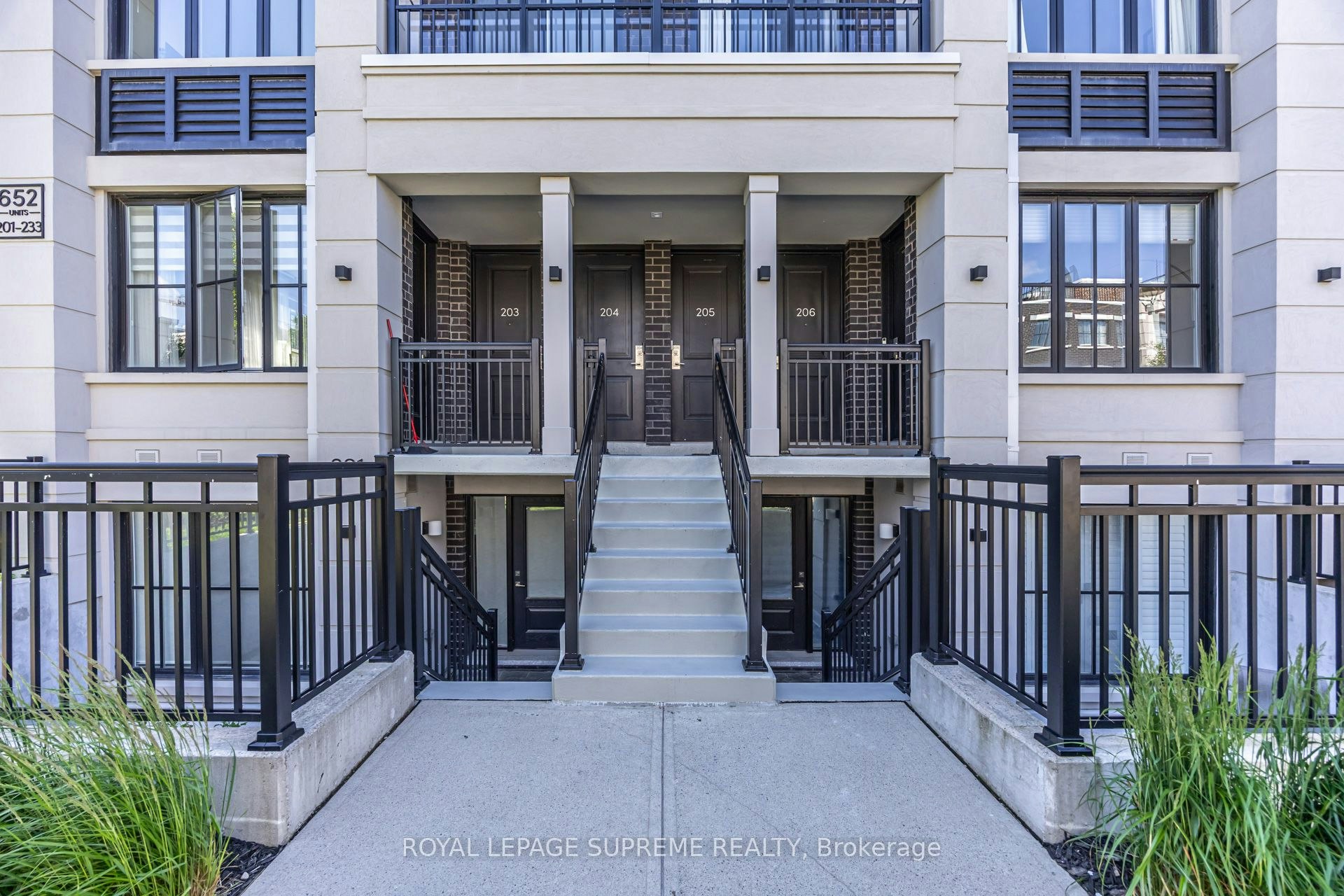 207-652 Cricklewood Drive, Mississauga, ON, L5G 0A5 - 2