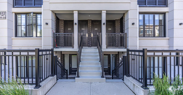 207-652 Cricklewood Drive, Mississauga, ON, L5G 0A5 - 2