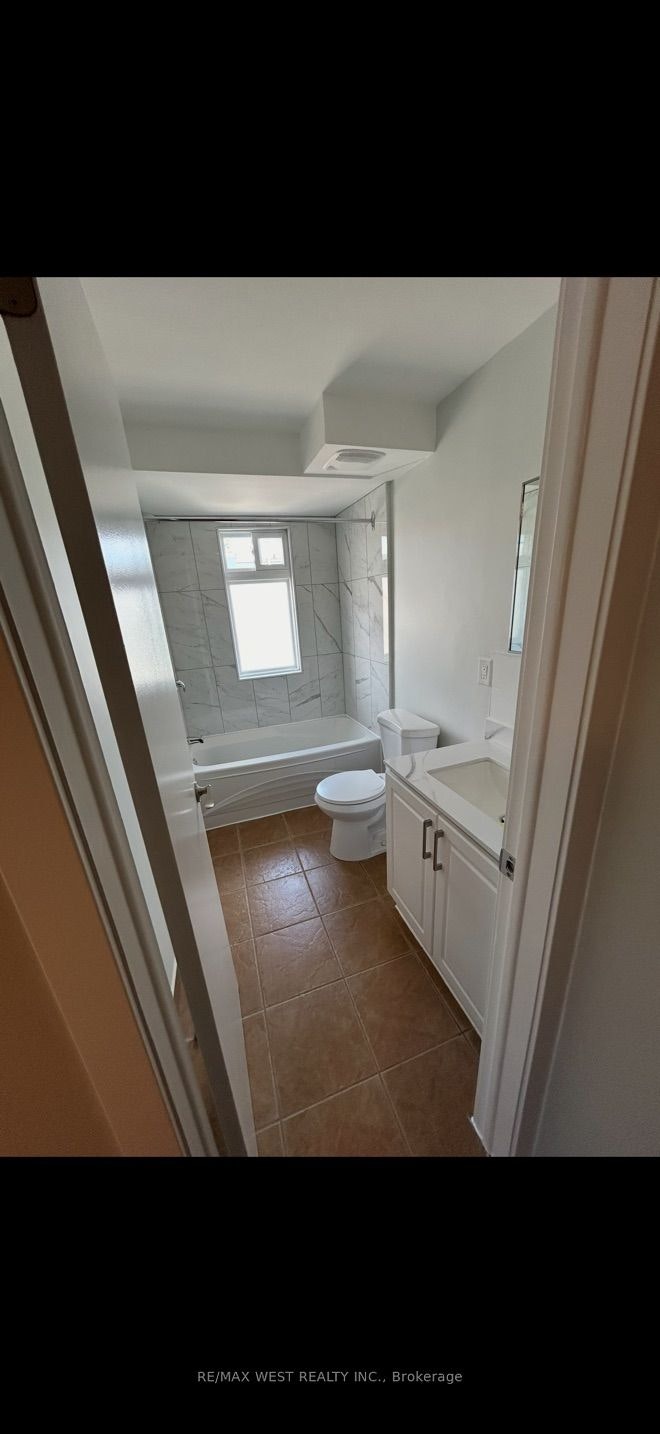A-88 Uxbridge Avenue, Toronto, ON, M6N 2Y2 - 8