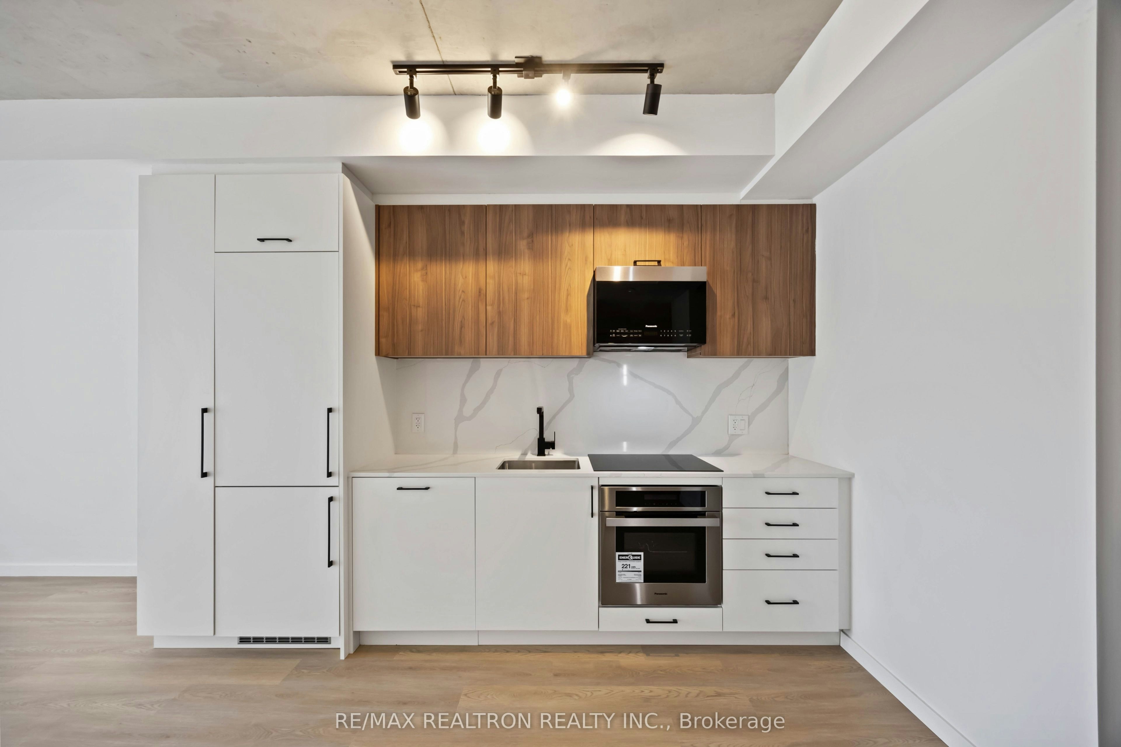 689 The Queensway N/A, Toronto, ON, M8Y 0C9 - 8