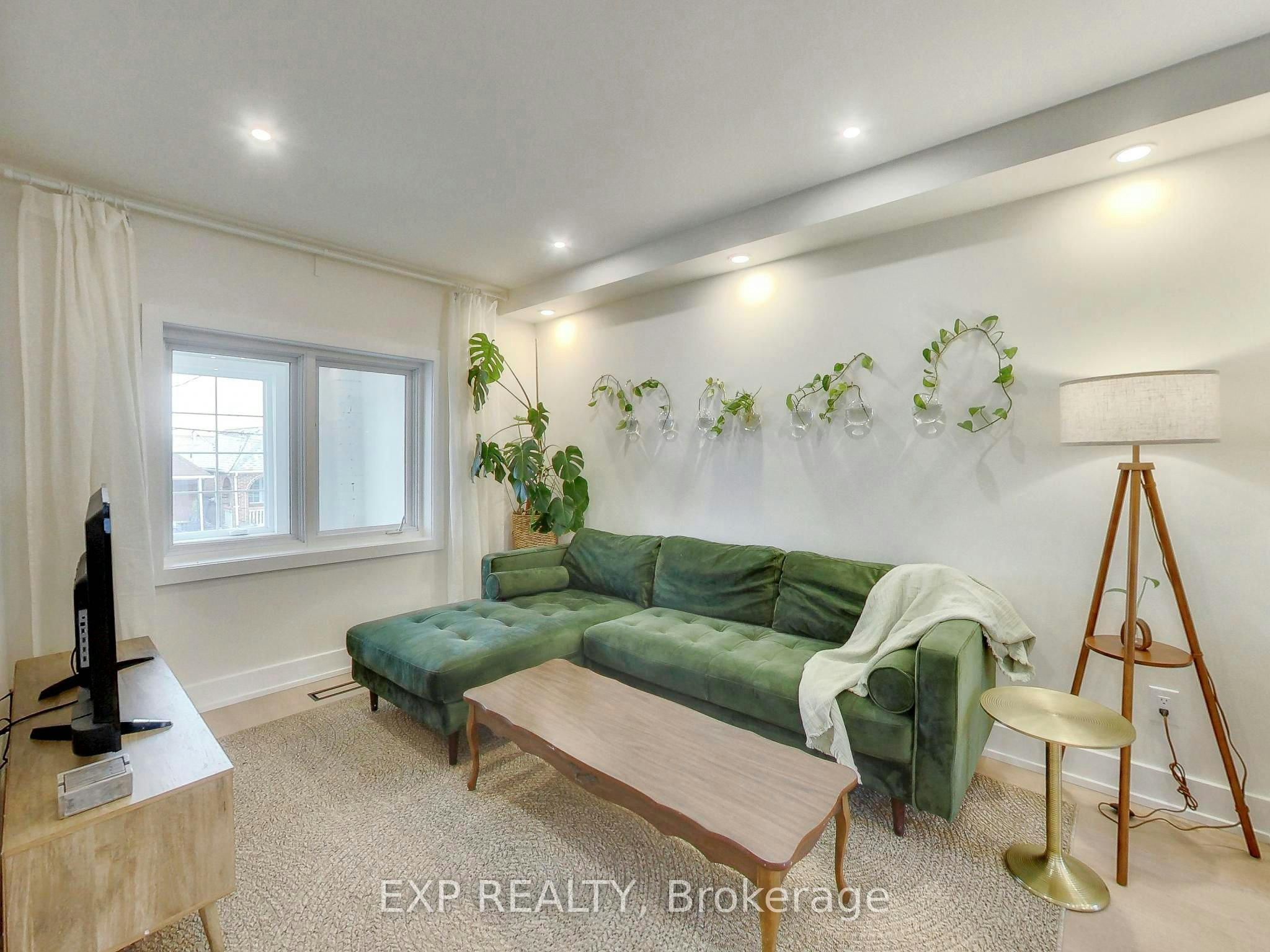 37 Gilbert Avenue, Toronto, ON, M6E 4W2 - 5