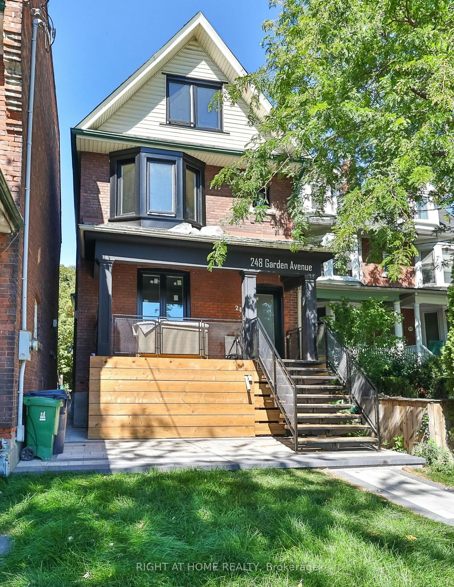 Lower-248 Garden Avenue, Toronto, ON, M6R 1J3