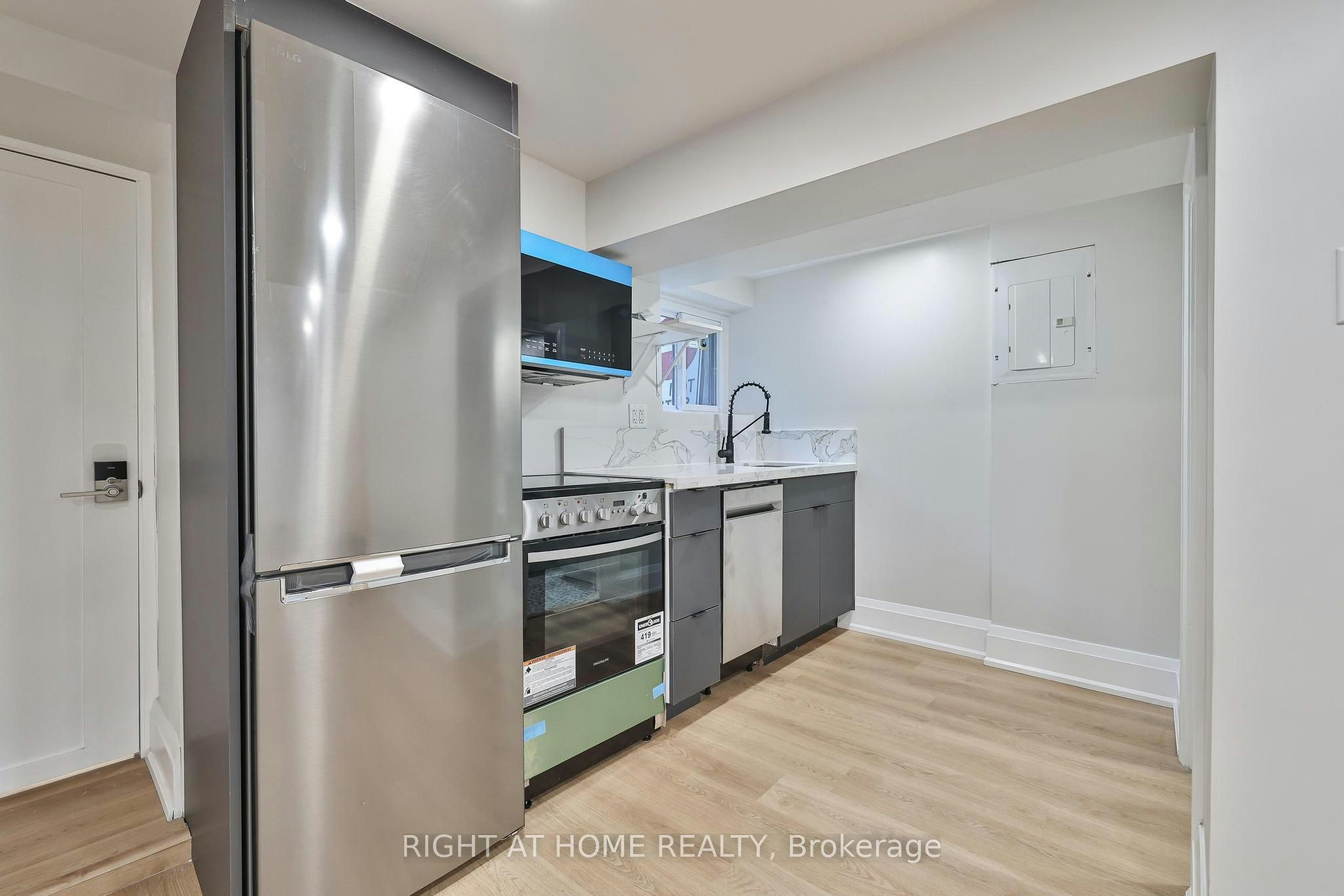 Lower-248 Garden Avenue, Toronto, ON, M6R 1J3 - 10