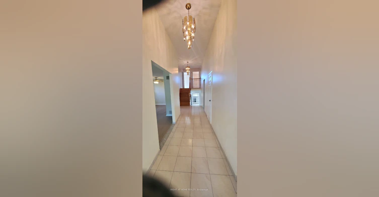 2406 Poplar Crescent, Mississauga, ON, L5J 4H3 - 4
