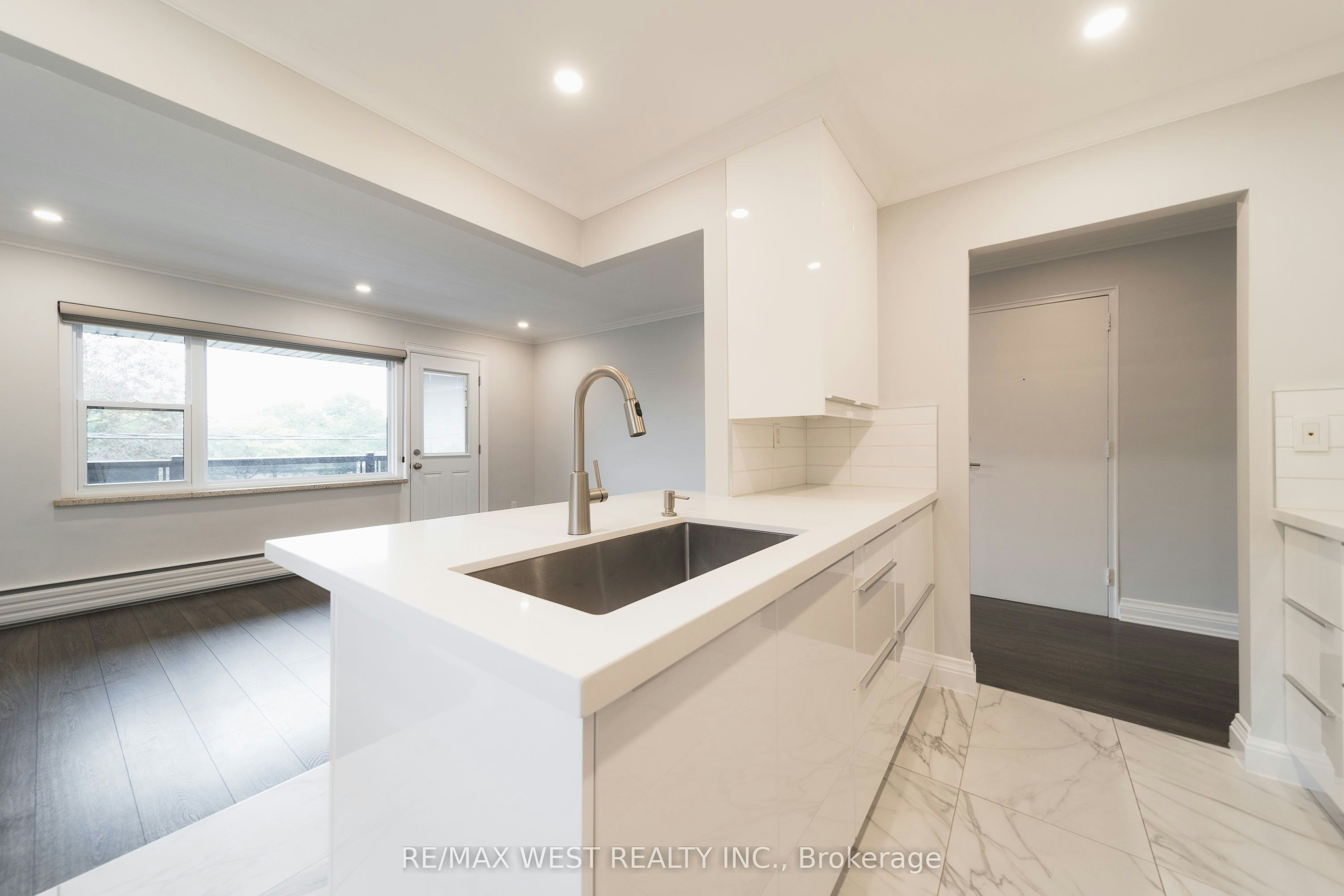 7-237 Melrose Street, Toronto, ON, M8Y 1B8 - 2
