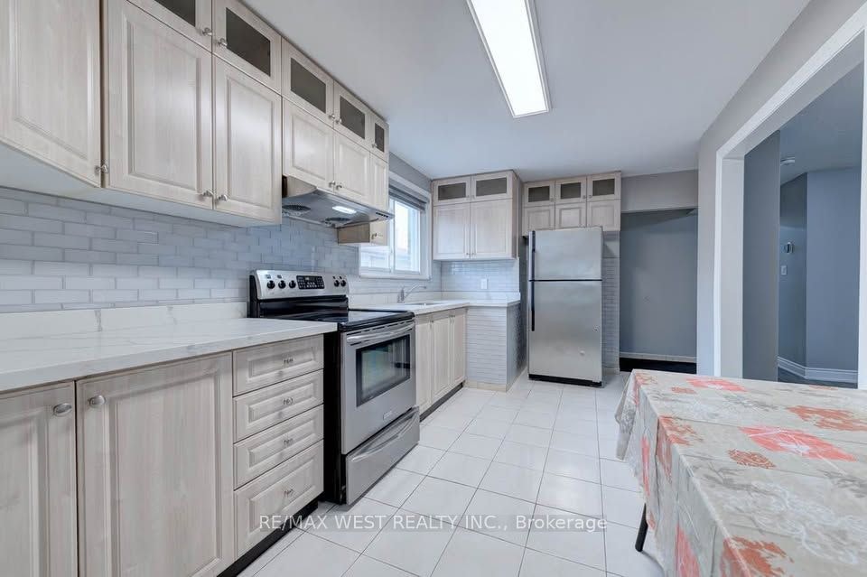 Main Lvl-16 Hasbrooke Drive, Toronto, ON, M9L 1A1 - 5