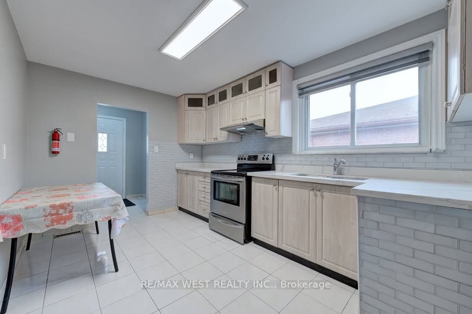 Main Lvl-16 Hasbrooke Drive, Toronto, ON, M9L 1A1 - 6
