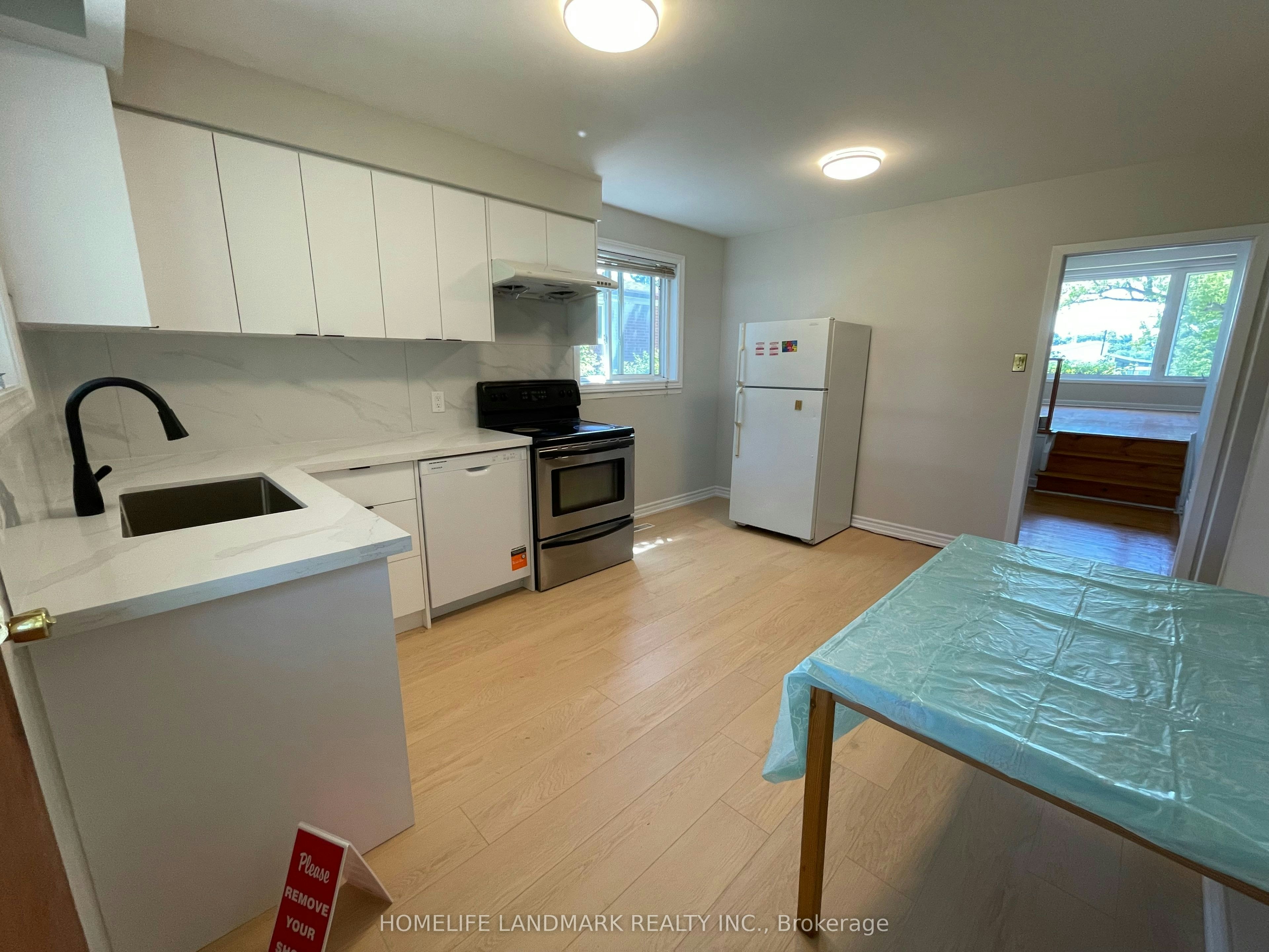 1245 Shamir Crescent, Mississauga, ON, L5C 1L2 - 3