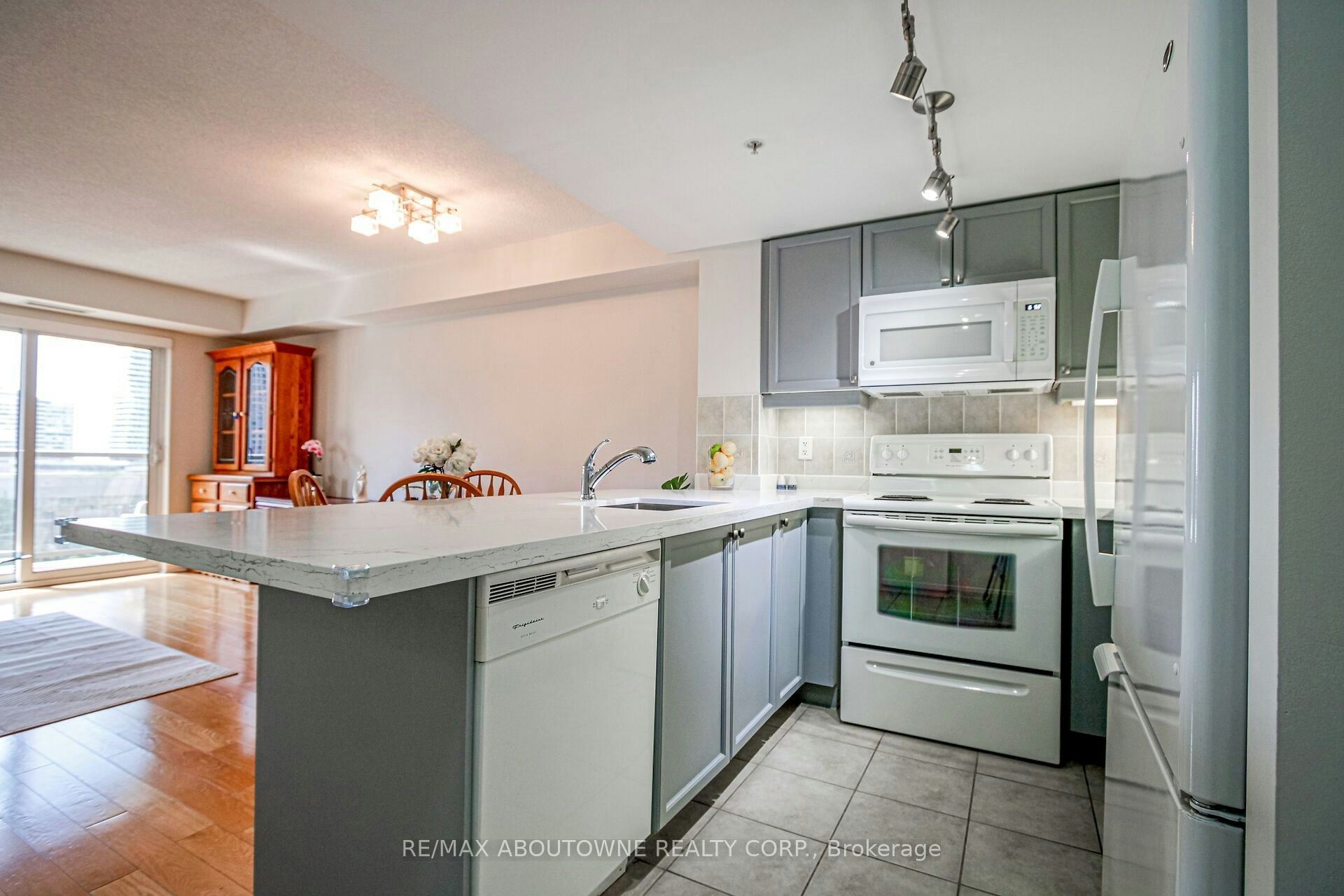 1002-350 Princess Royal Drive, Mississauga, ON, L5B 4N1 - 6