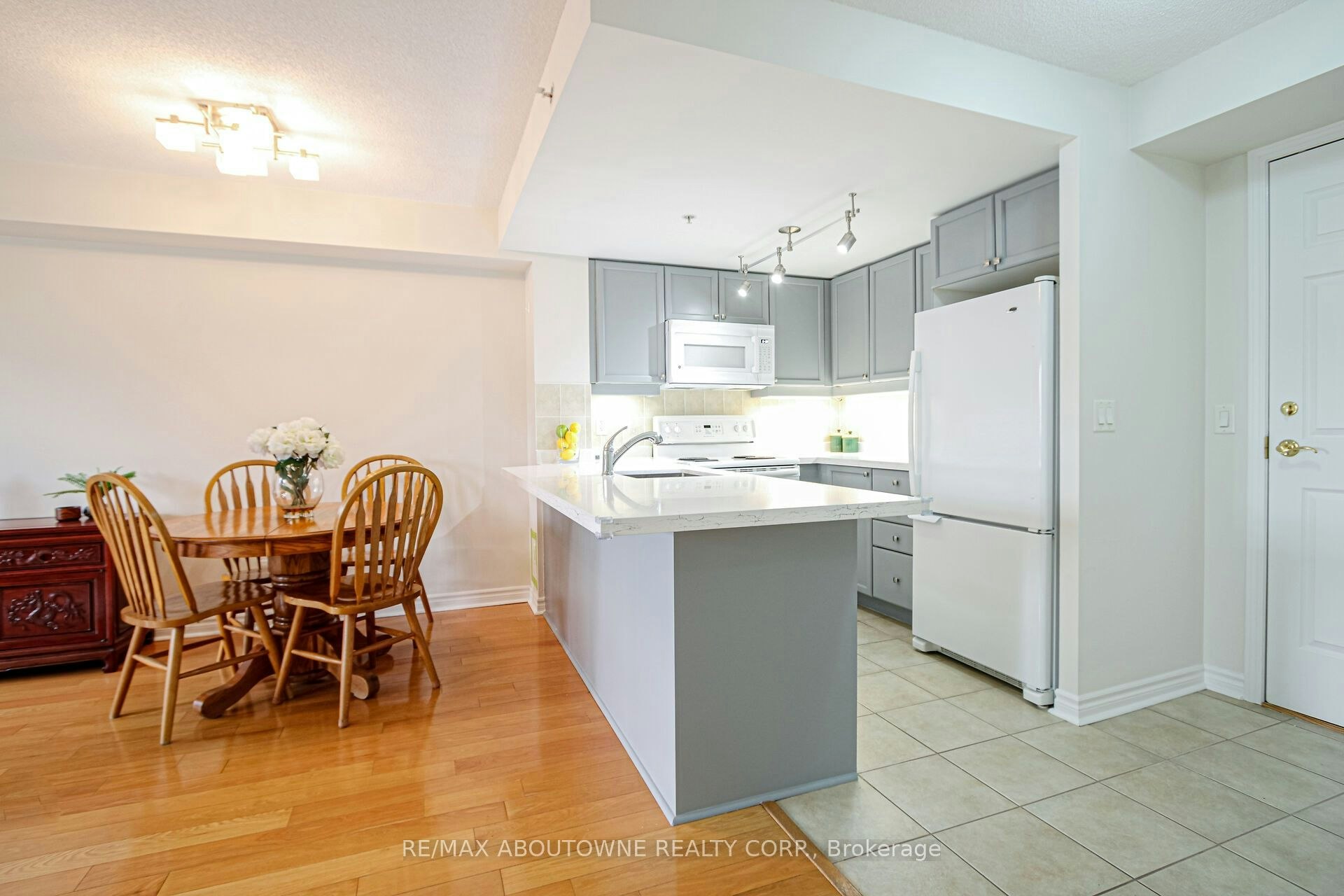 1002-350 Princess Royal Drive, Mississauga, ON, L5B 4N1 - 10