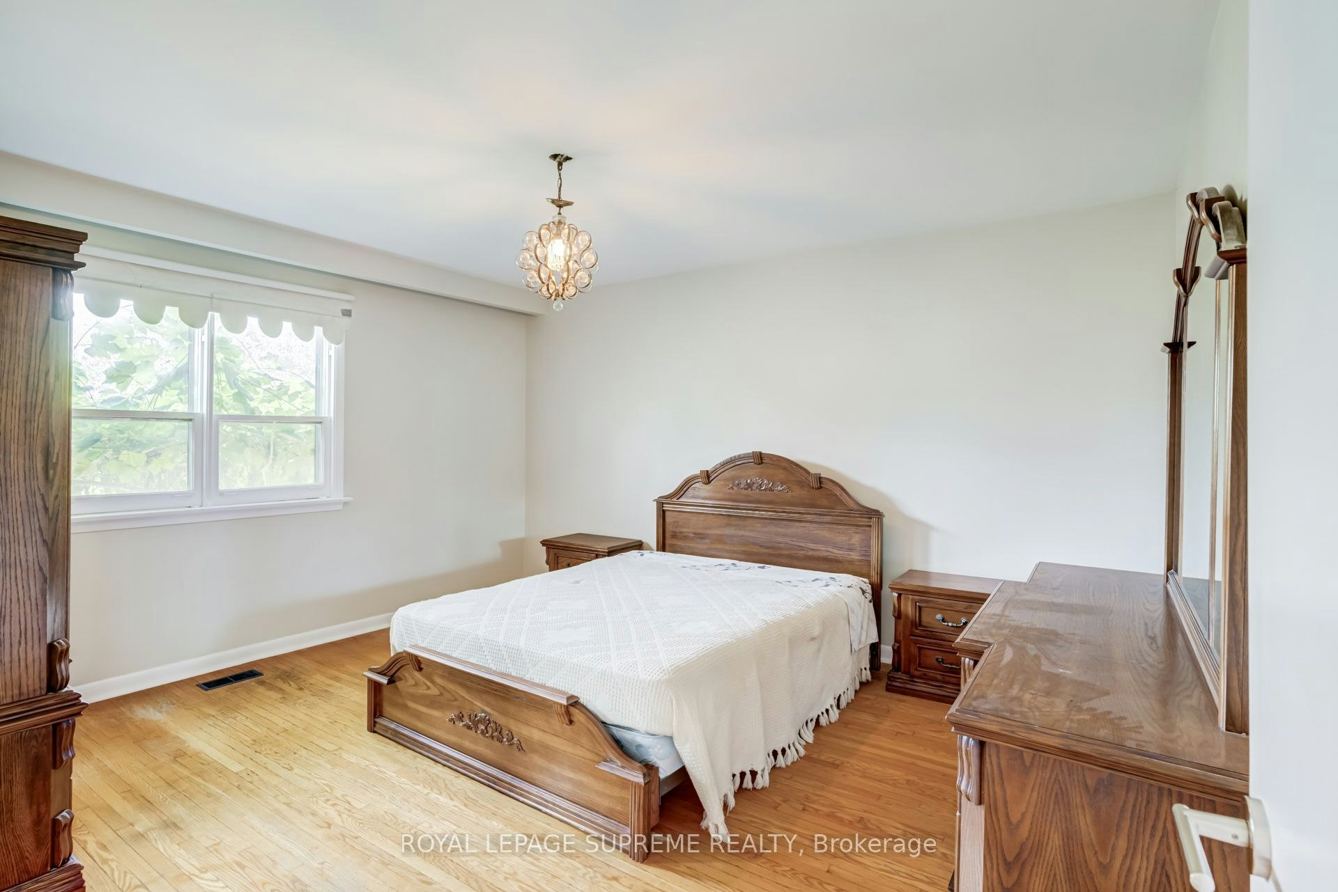 Main-5 Paramount Court, Toronto, ON, M6M 2L3 - 16