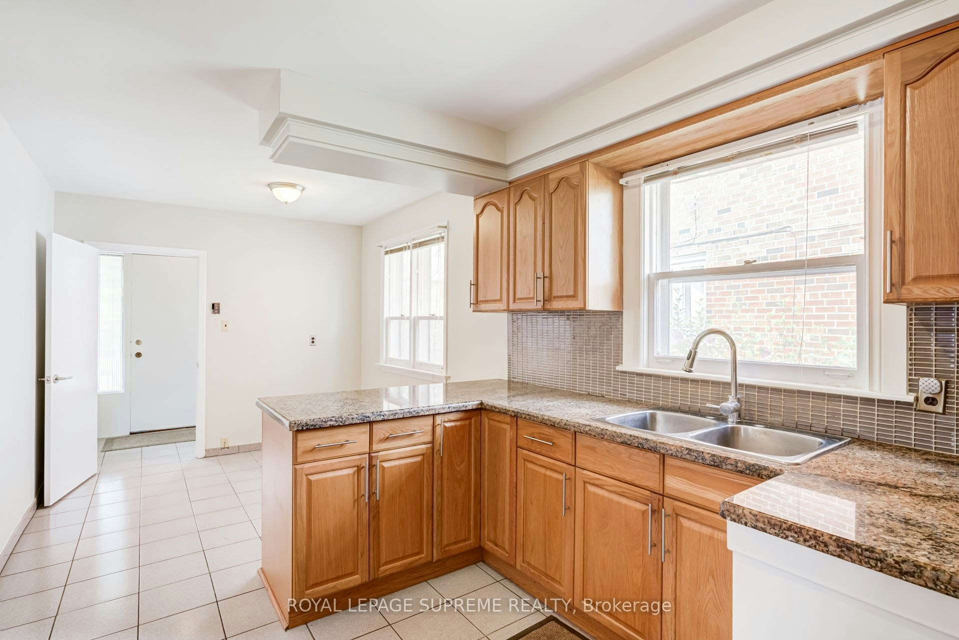 Main-5 Paramount Court, Toronto, ON, M6M 2L3 - 12