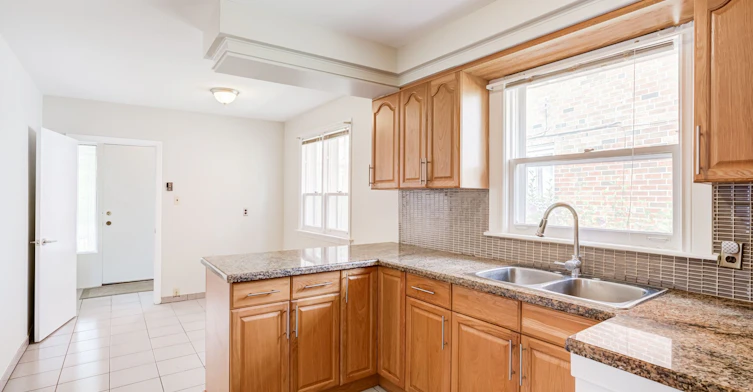 Main-5 Paramount Court, Toronto, ON, M6M 2L3 - 12