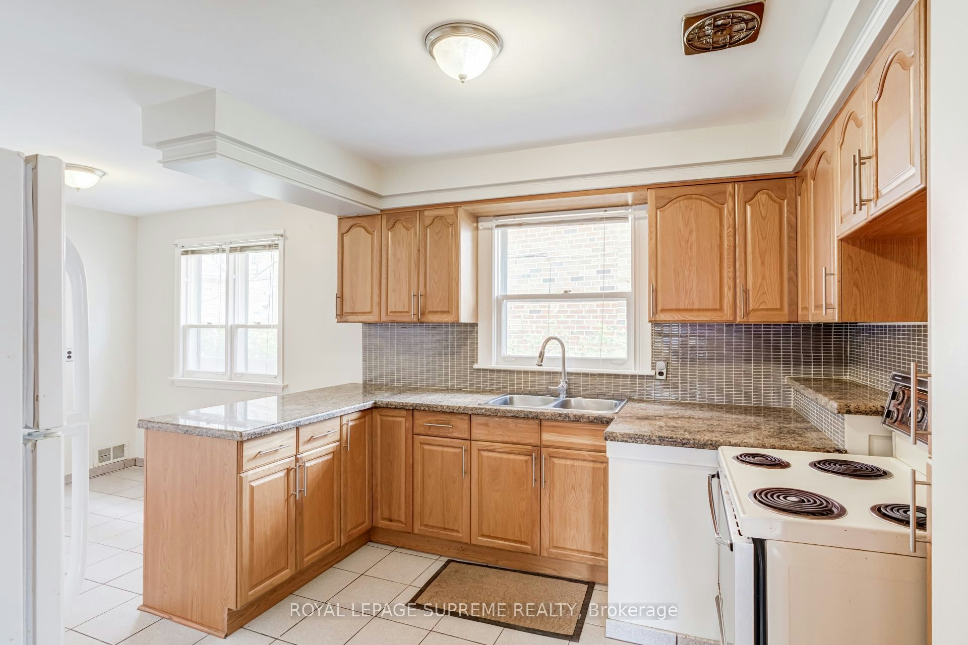 Main-5 Paramount Court, Toronto, ON, M6M 2L3 - 10