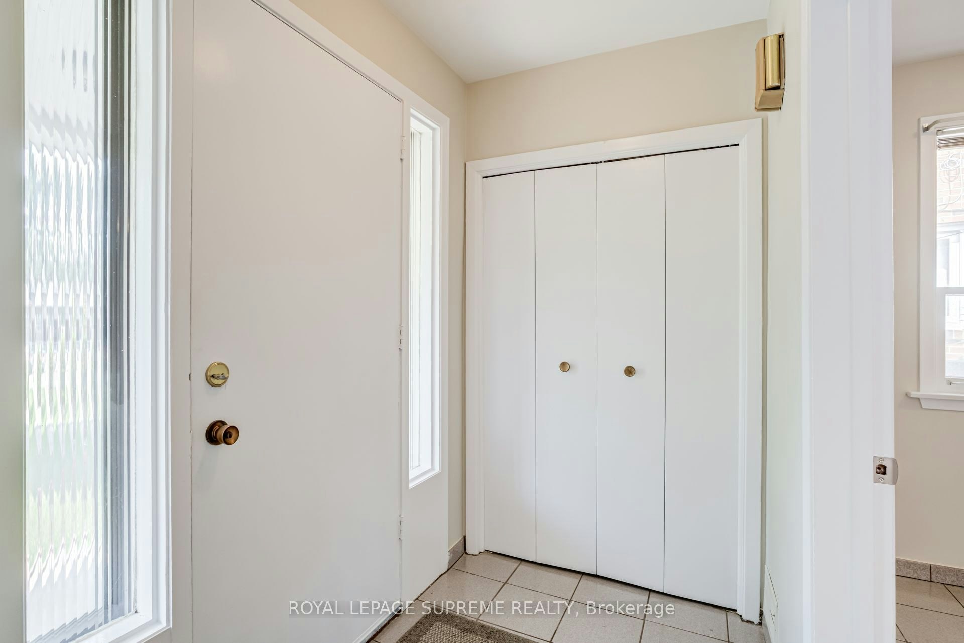 Main-5 Paramount Court, Toronto, ON, M6M 2L3 - 3