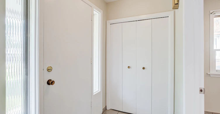 Main-5 Paramount Court, Toronto, ON, M6M 2L3 - 3