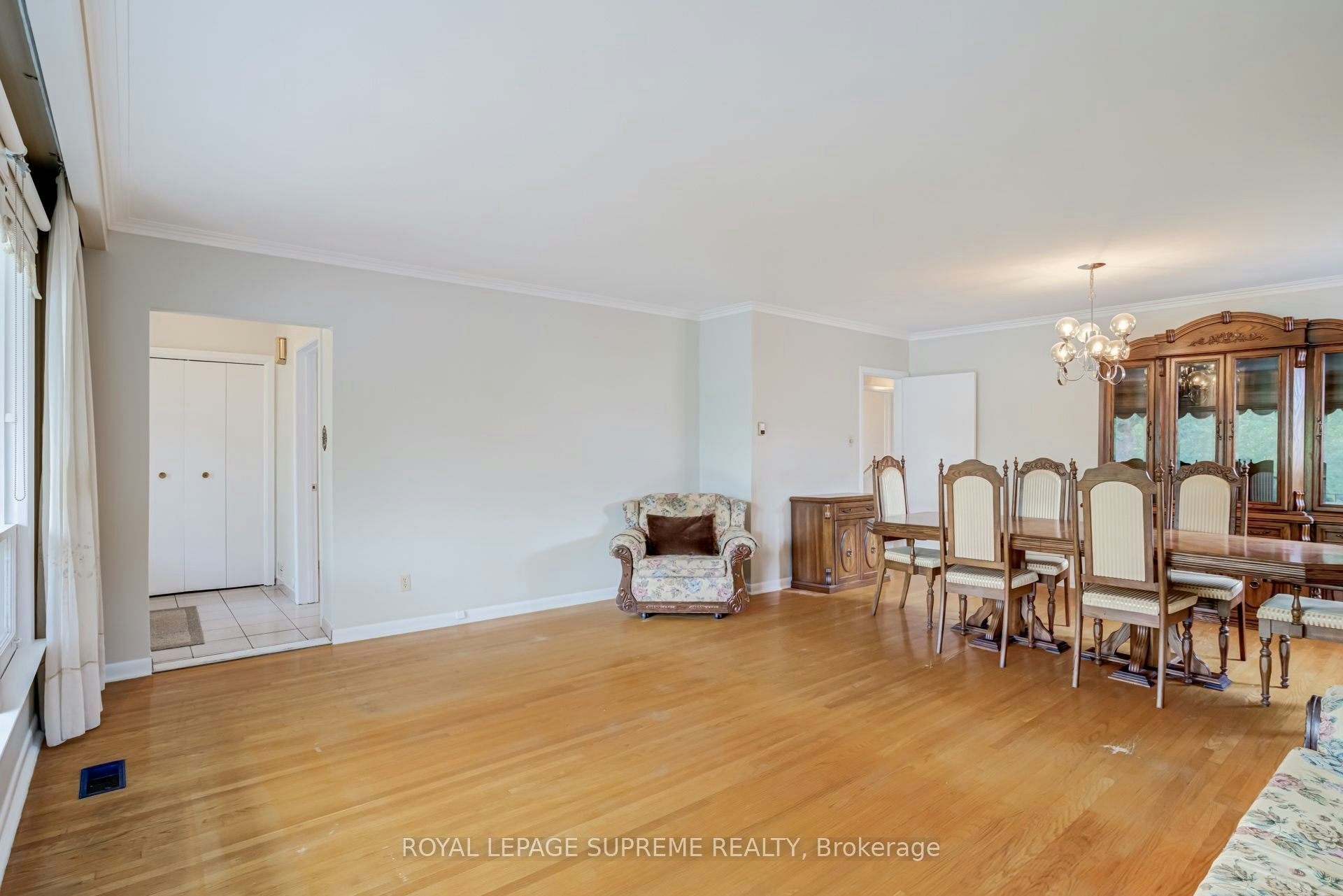 Main-5 Paramount Court, Toronto, ON, M6M 2L3 - 5